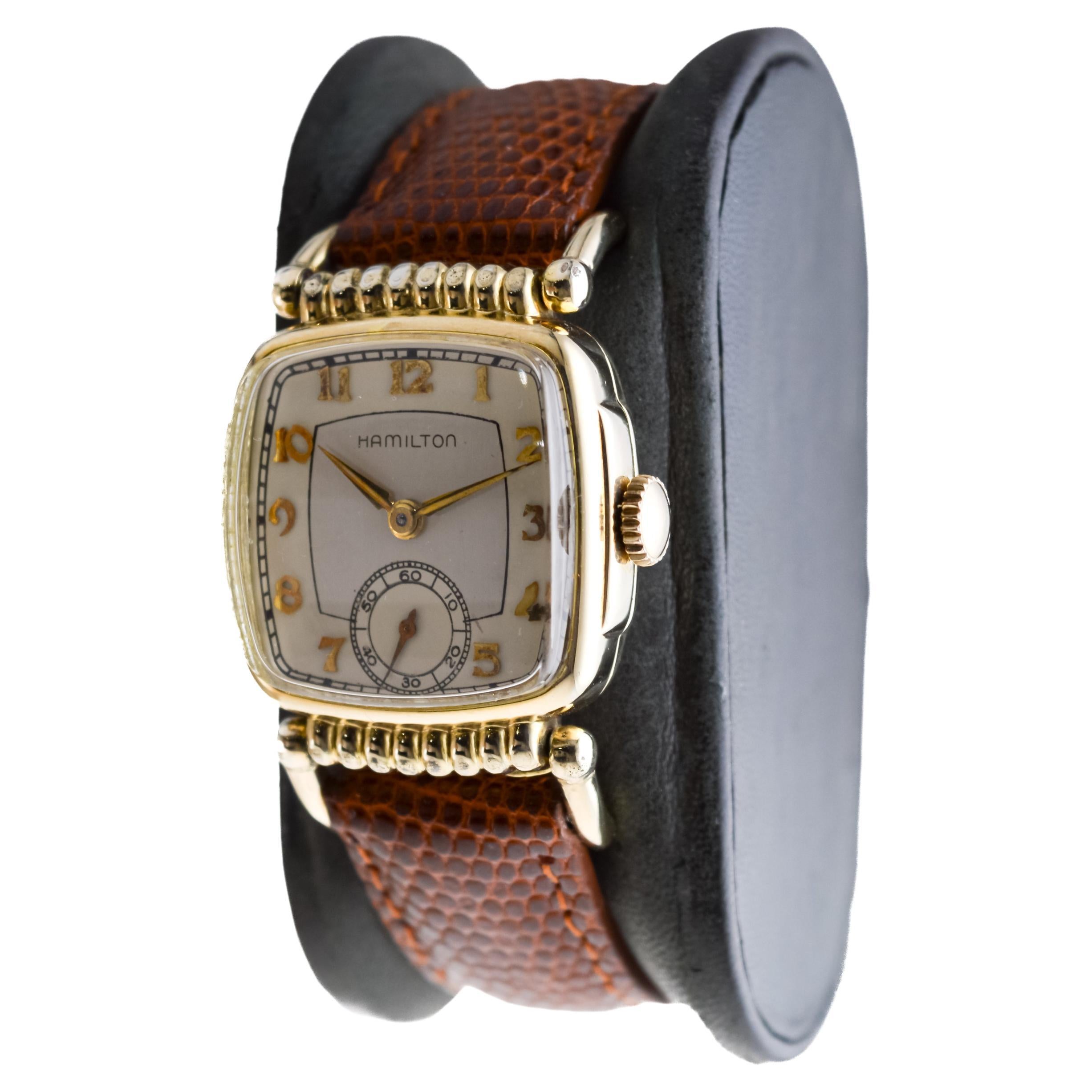Hamilton Gold geflochtene Art-Déco-Uhr mit beweglichen Gepäckstücken 1940er Jahre (Art déco) im Angebot