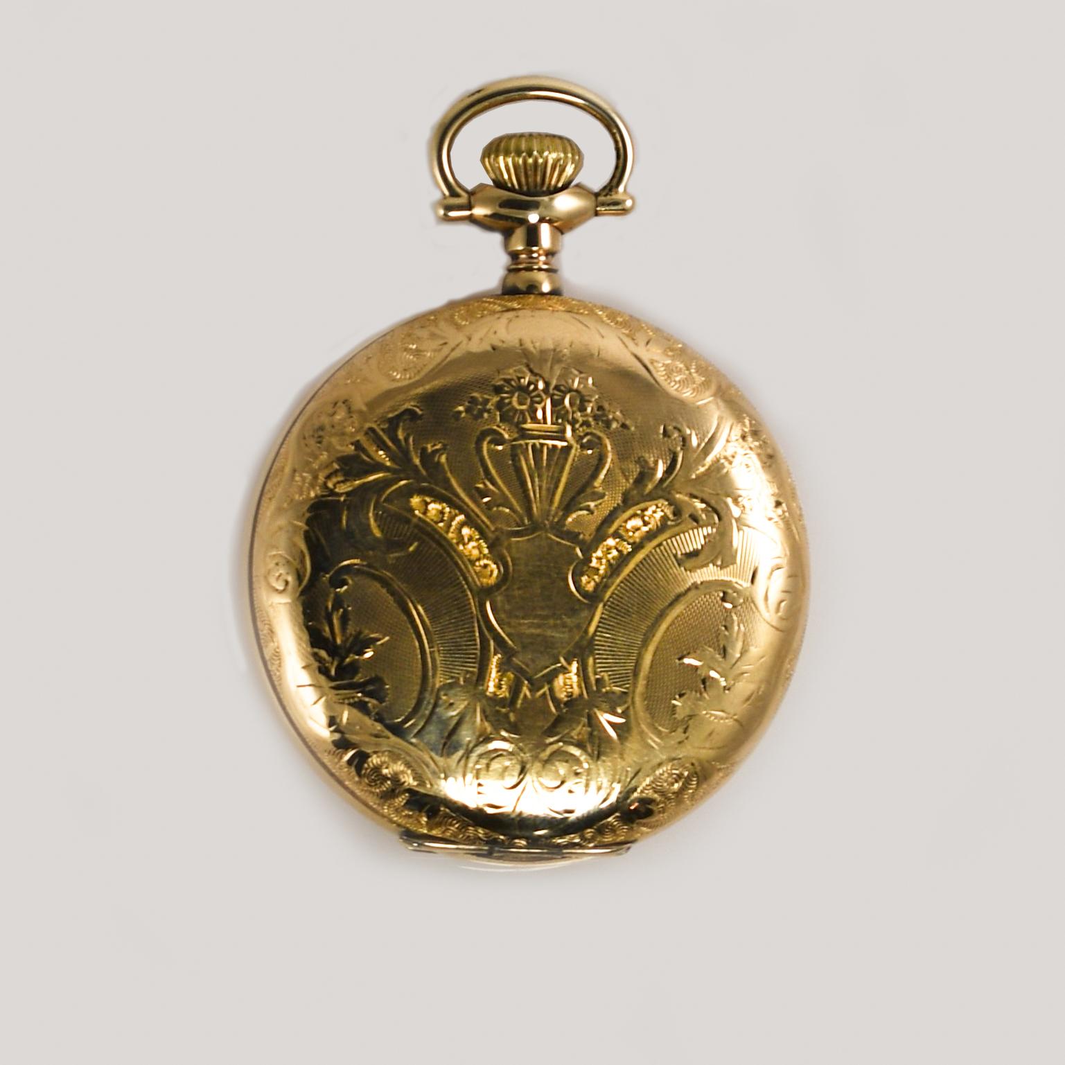 Hamilton Goldgefüllte Taschenuhr, 21 Juwelen, Größe 16

Hamilton Gold gefüllt Taschenuhr mit Jagd Fall.
Klasse 971, Größe 16, 3/4-Platte, 21 Steine, 5 Positionen eingestellt.
Die Seriennummer lautet 399502, hergestellt im Jahr 1904.
Auf der