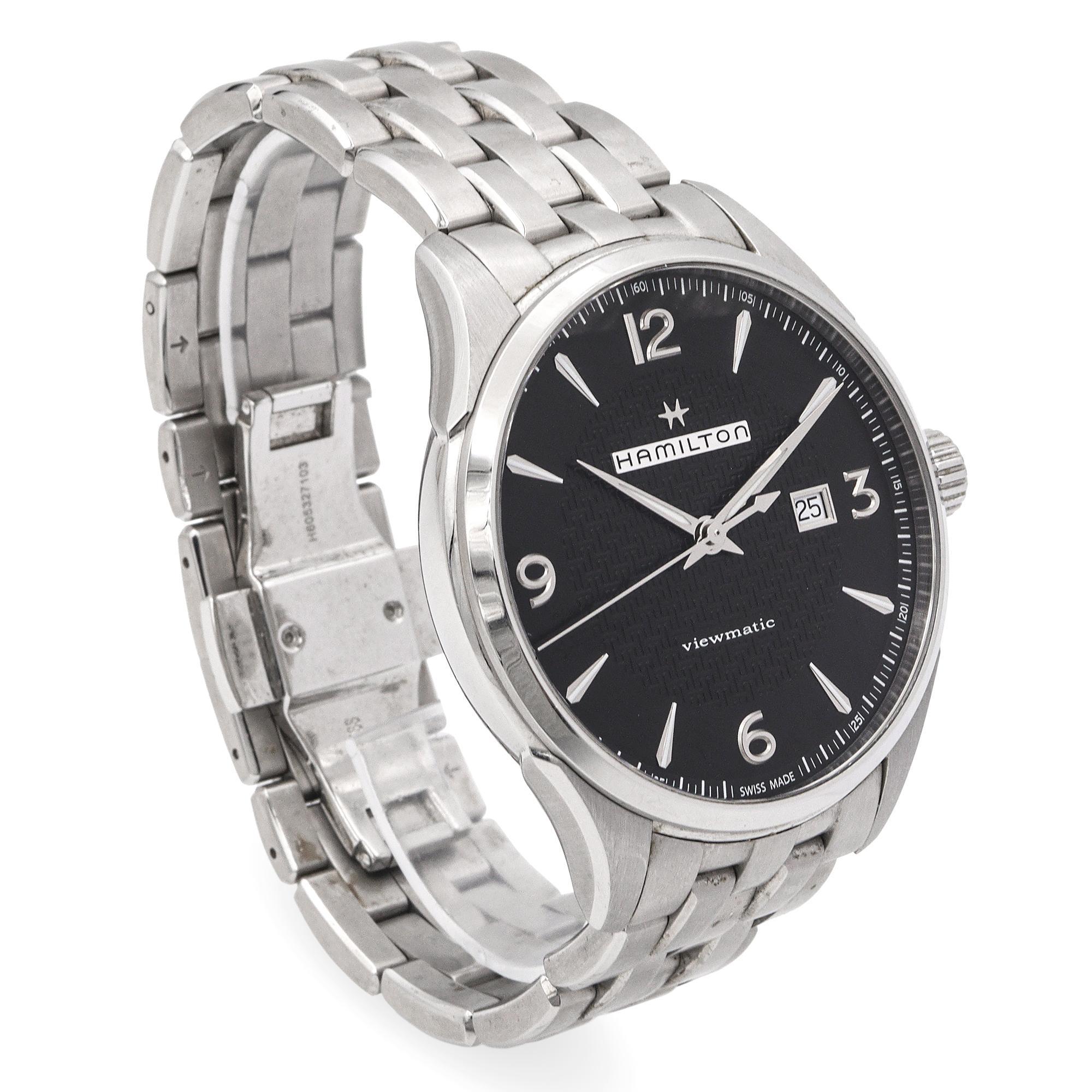 Diese elegante und vielseitige Hamilton Jazzmaster Viewmatic Automatikuhr verbindet modernes Design mit klassischer Raffinesse. Mit ihrem strukturierten schwarzen Zifferblatt und den silberfarbenen Leuchtzeigern und -indizes bietet die Uhr gute