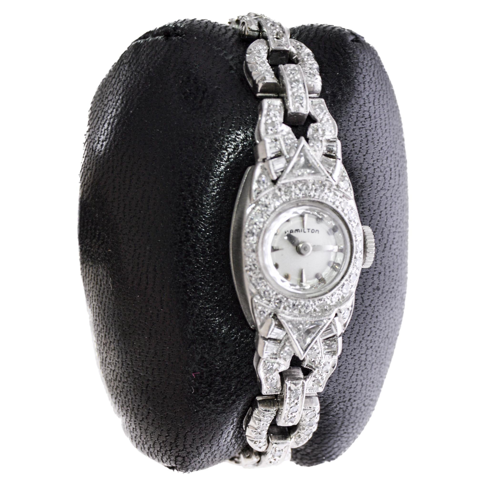 FABRIK / HAUS: Hamilton Watch Company
STIL / REFERENZ: Art Deco / Abendkleid Uhr
METALL / MATERIAL: Platin & 14Kt. Gold-Armband 
CIRCA / JAHR: 1940er Jahre
ABMESSUNGEN / GRÖSSE: Länge 50mm X Durchmesser 14mm
UHRWERK / KALIBER: Handaufzug / 22 Jewels