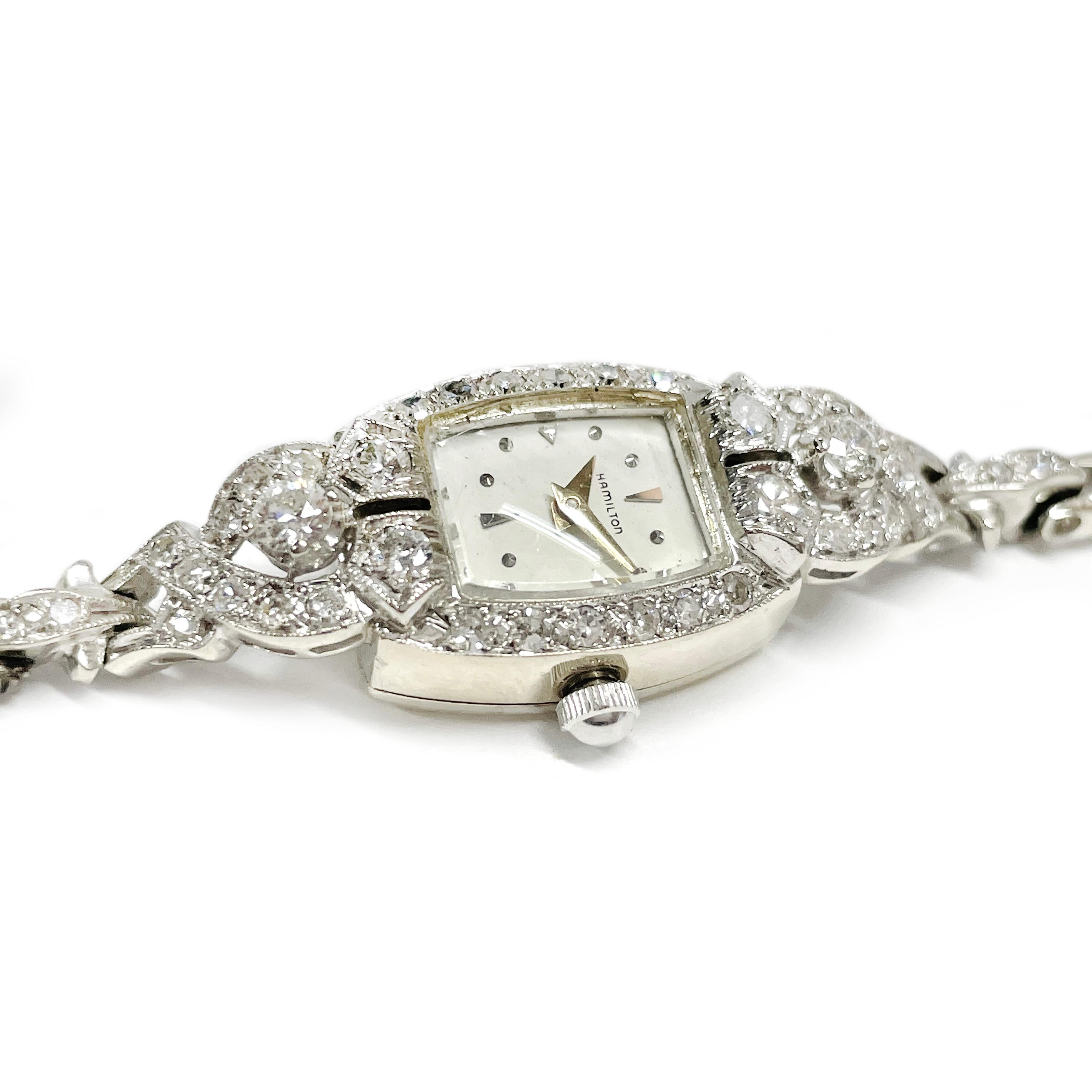Vintage Art of Vintage Hamilton Ladies White Gold Diamond Bracelet Watch. Le cadran à face rectangulaire arrondie est encadré de diamants ronds et d'aiguilles des heures et des minutes en or jaune. Cette charmante montre pour dames brille de