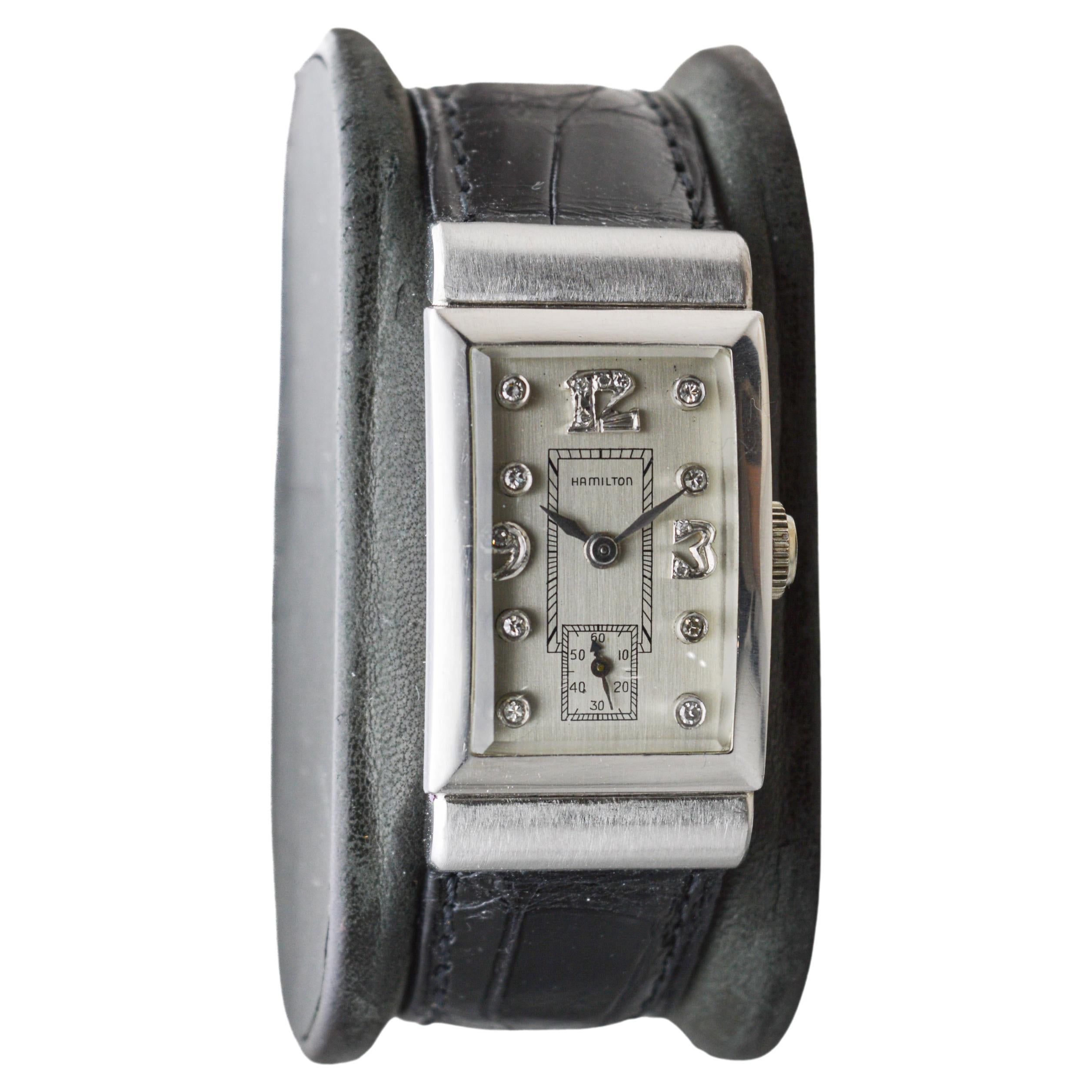 FABRIK / HAUS: Hamilton Watch Company
STIL / REFERENZ: Art Deco /Tank Style 
METALL / MATERIAL: Platin
CIRCA / JAHR: 1940er Jahre 
ABMESSUNGEN / GRÖSSE: Länge 40mm X Breite 21mm
UHRWERK / KALIBER: Handaufzug / 19 Jewels / Kaliber 982
ZIFFERBLATT /