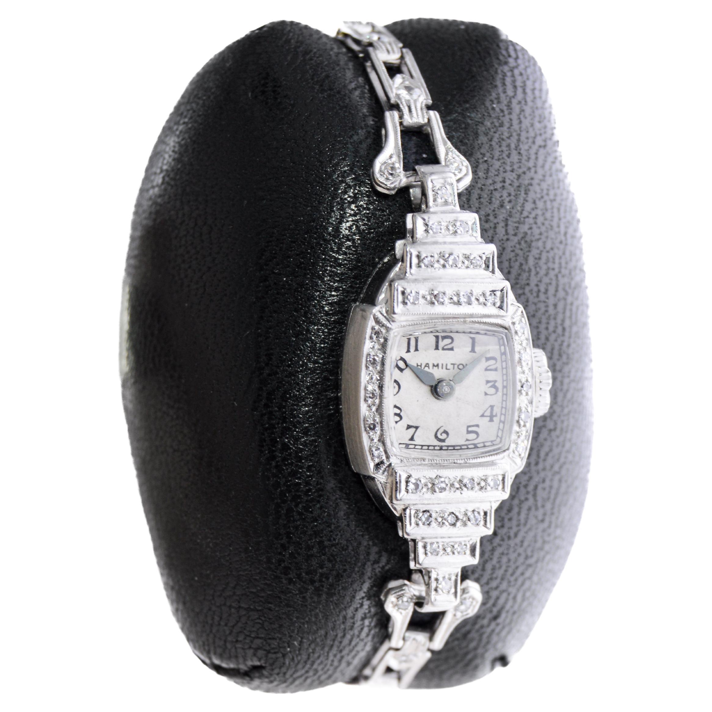 FABRIK / HAUS: Hamilton Watch Company
STIL / REFERENZ: Art Deco / Armbanduhr
METALL / MATERIAL: Platin
CIRCA / JAHR: 1940er Jahre
ABMESSUNGEN / GRÖSSE: Länge 32mm X Breite 14mm
UHRWERK / KALIBER: Handaufzug / 17 Jewels 
ZIFFERBLATT / ZEIGER: