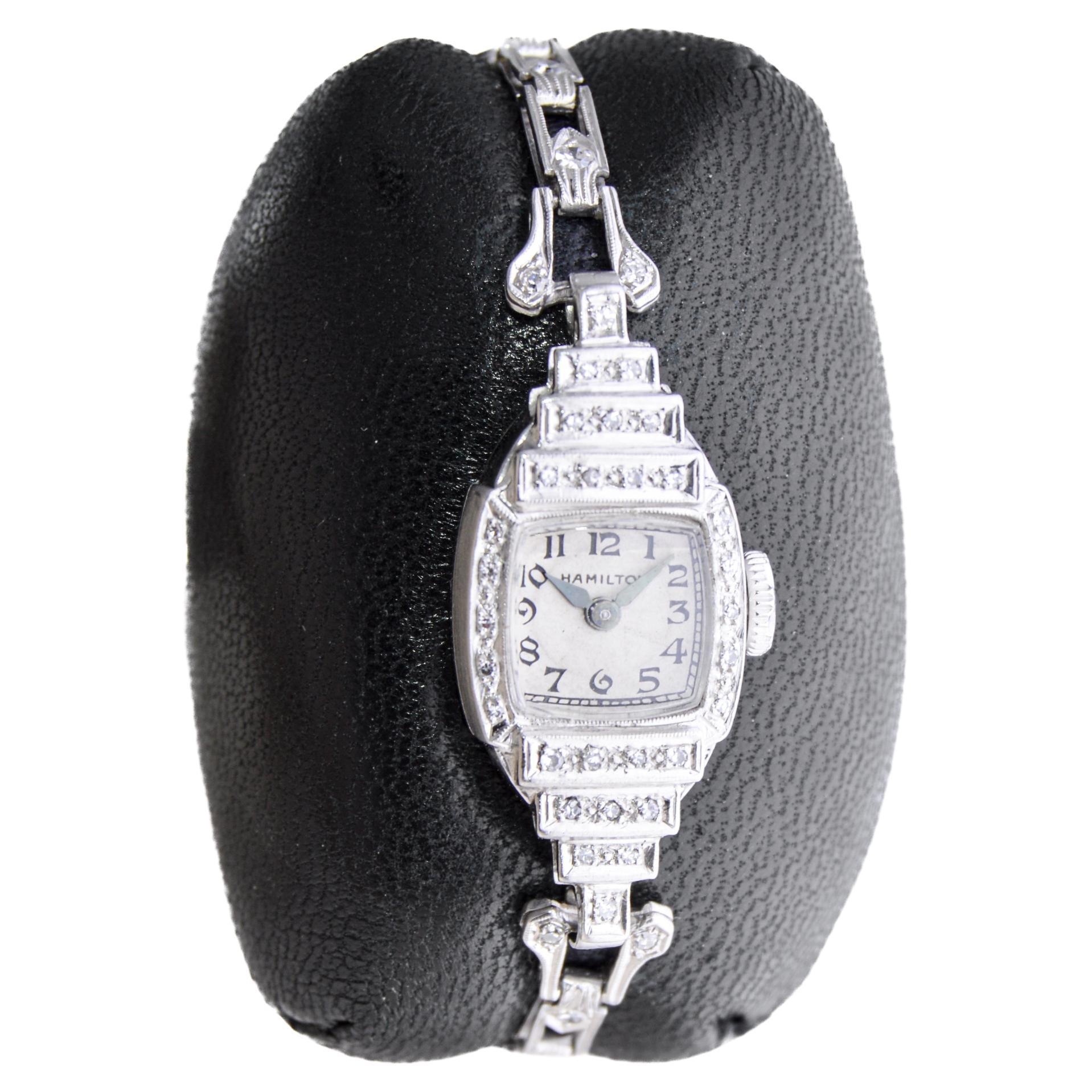 Hamilton Platinum Ladies Art Deco Styled Diamond Dress Watch, circa 1940er Jahre im Zustand „Hervorragend“ im Angebot in Long Beach, CA
