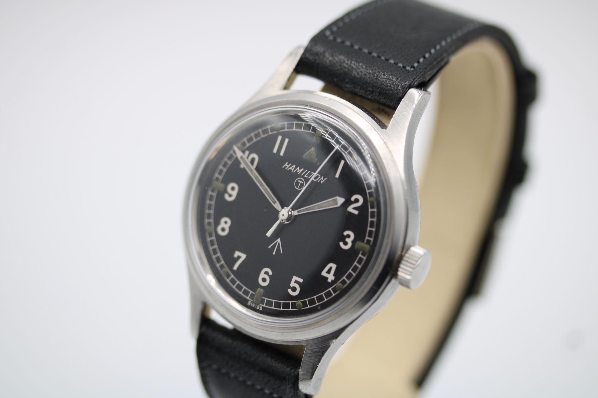Die Hamilton Mk11 wurden von der Royal Airforce zwischen 1961 bis 1970 verwendet, und dieses Modell scheint eine ehrliche Version aus der Mitte der 60er Jahre zu sein, von der man annimmt, dass nur etwa 3000 Stück hergestellt wurden.

Wunderschön