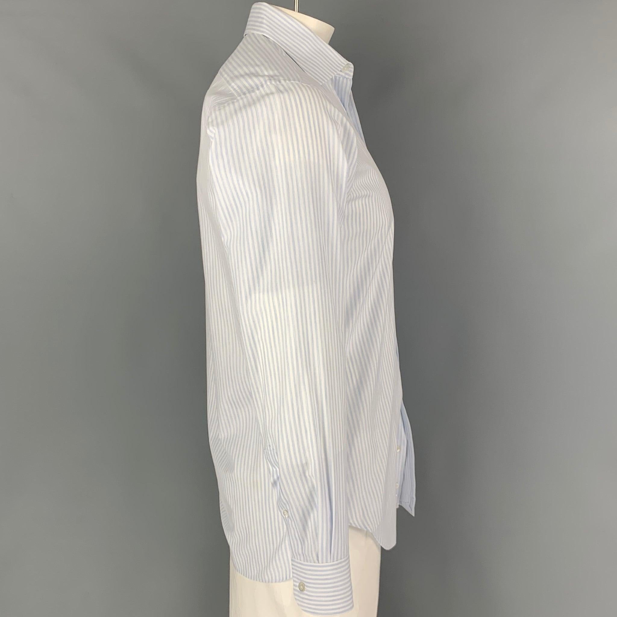 La chemise à manches longues HAMILTON se présente dans une matière à rayures bleues et blanches. Elle présente un style classique, un col large et une fermeture boutonnée. Excellent
Etat d'occasion. Étiquette de tissu enlevée.  

Marqué :   MARS18 