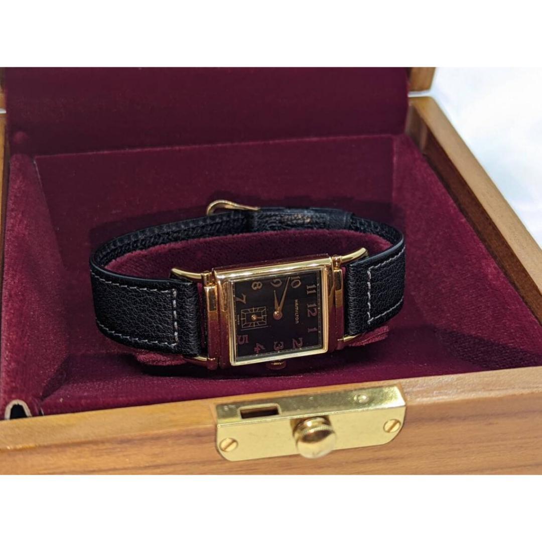 Vintage By aus den 1940er Jahren
Band MATERIAL: Rostfreier Stahl
MATERIALIEN: Gold
Stromversorgung: Batterie

Ablesung: Analog

SEHR seltene Hamilton Tuxedo Herrenuhr. Limitierte Auflage (2638/10000).

18k Gold elektroplattiert.

Zustand: