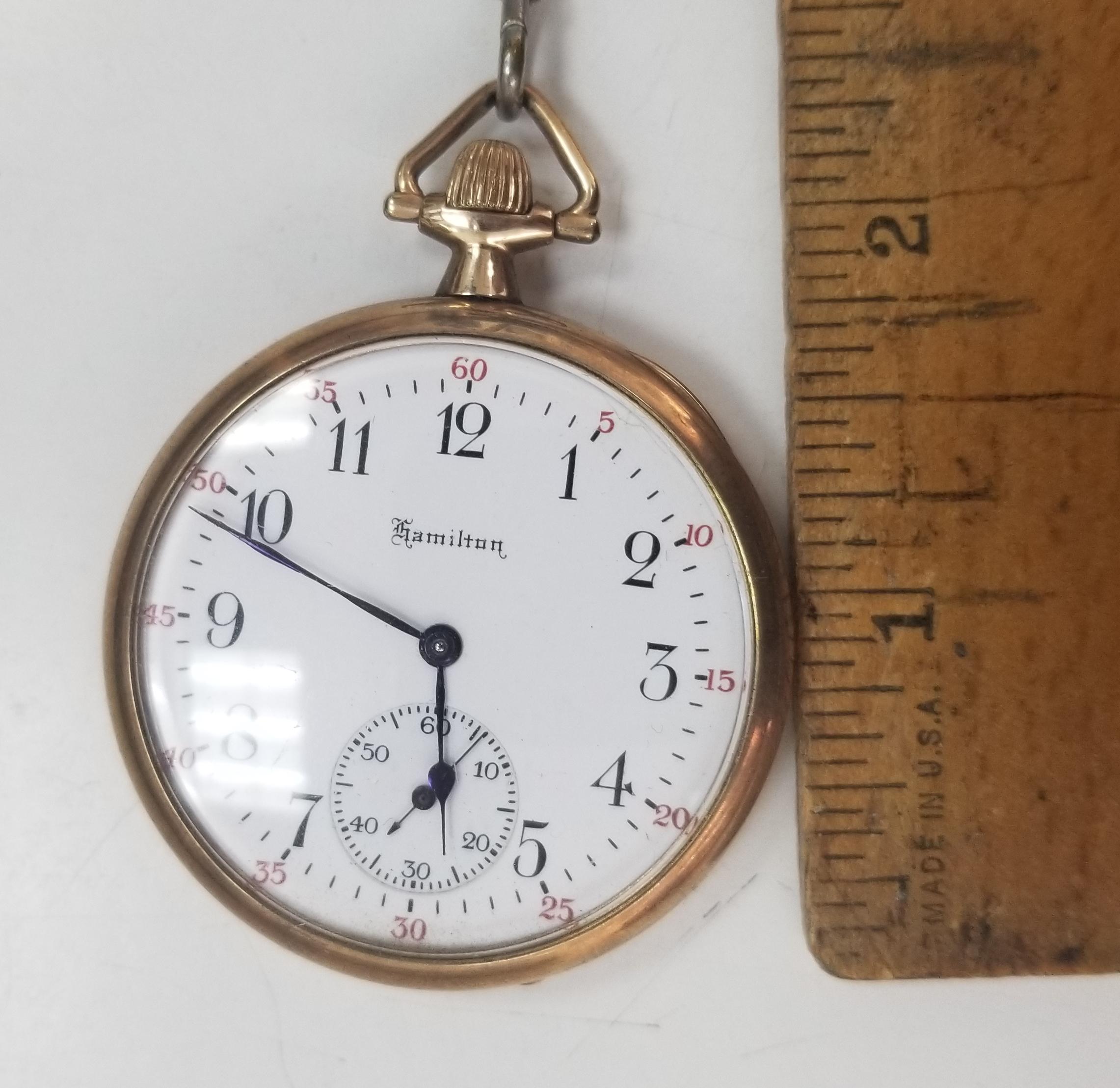 Il s'agit d'une très belle montre de poche Hamilton en or jaune fabriquée par la Hamilton Watch Company de Lancaster, PA, vers 1915.
Cas n°179832
Cette montre présente...
17 Jewell
Taille 16 (le mécanisme de la montre mesure 1,7