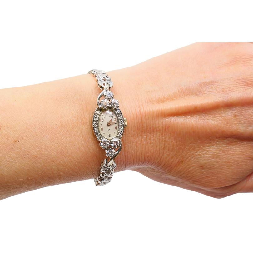 Taille ronde Hamilton Montre-bracelet rétro pour femmes avec diamants en or blanc 14 carats en vente