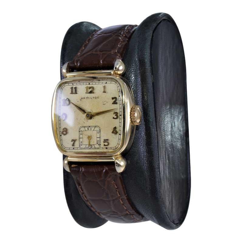 Hamilton Gelbgold gefüllt Art Deco Kissen geformte Uhr aus 1940er Jahren im Zustand „Hervorragend�“ in Long Beach, CA
