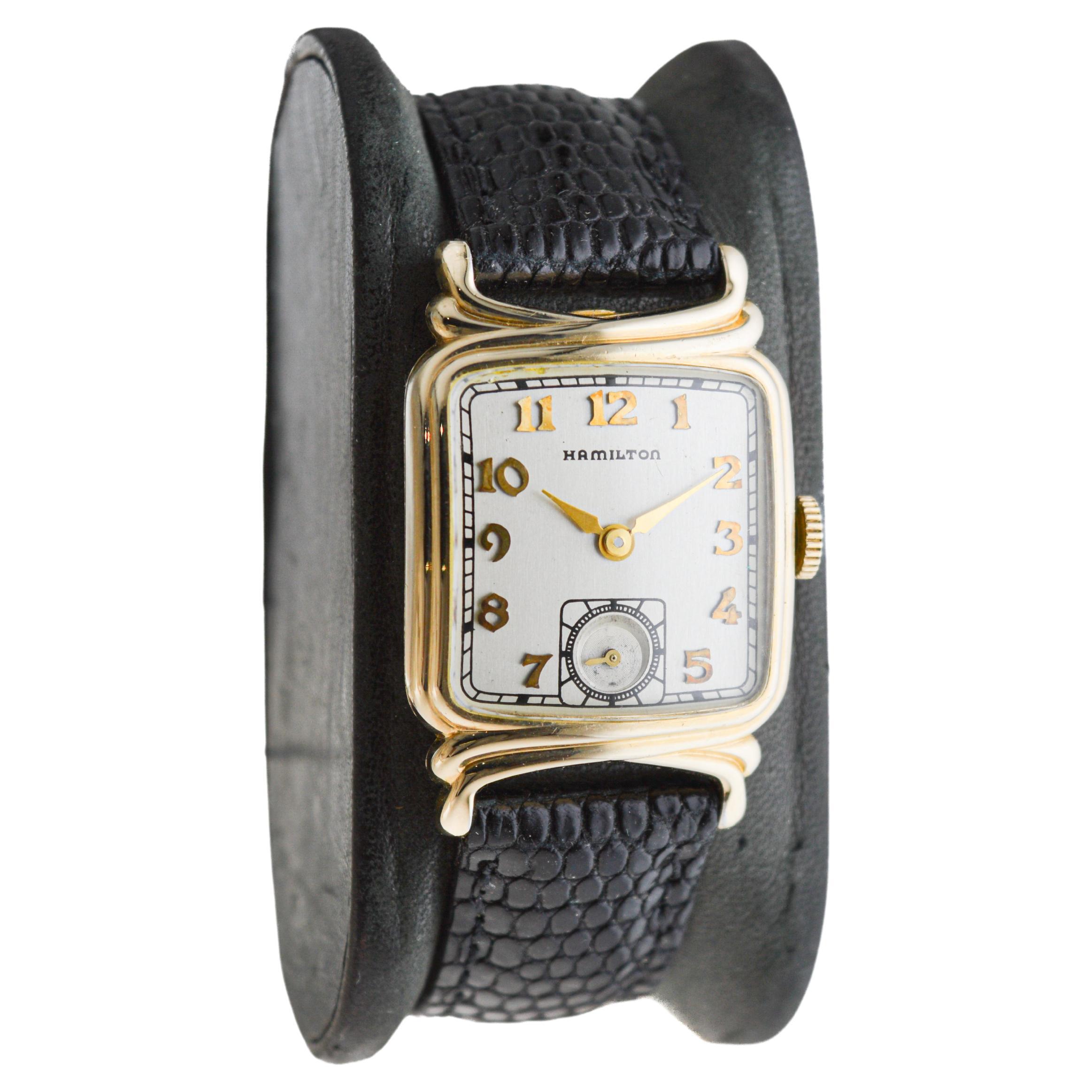 FABRIK / HAUS: Hamilton Watch Company
STIL / REFERENZ: Vincent / Art Deco 
METALL / MATERIAL: Gelbgold gefüllt
CIRCA / JAHR: 1940
ABMESSUNGEN / GRÖSSE: Länge 25mm X Breite 38mm
UHRWERK / KALIBER: Handaufzug / 17 Jewels / Kaliber 980
ZIFFERBLATT /