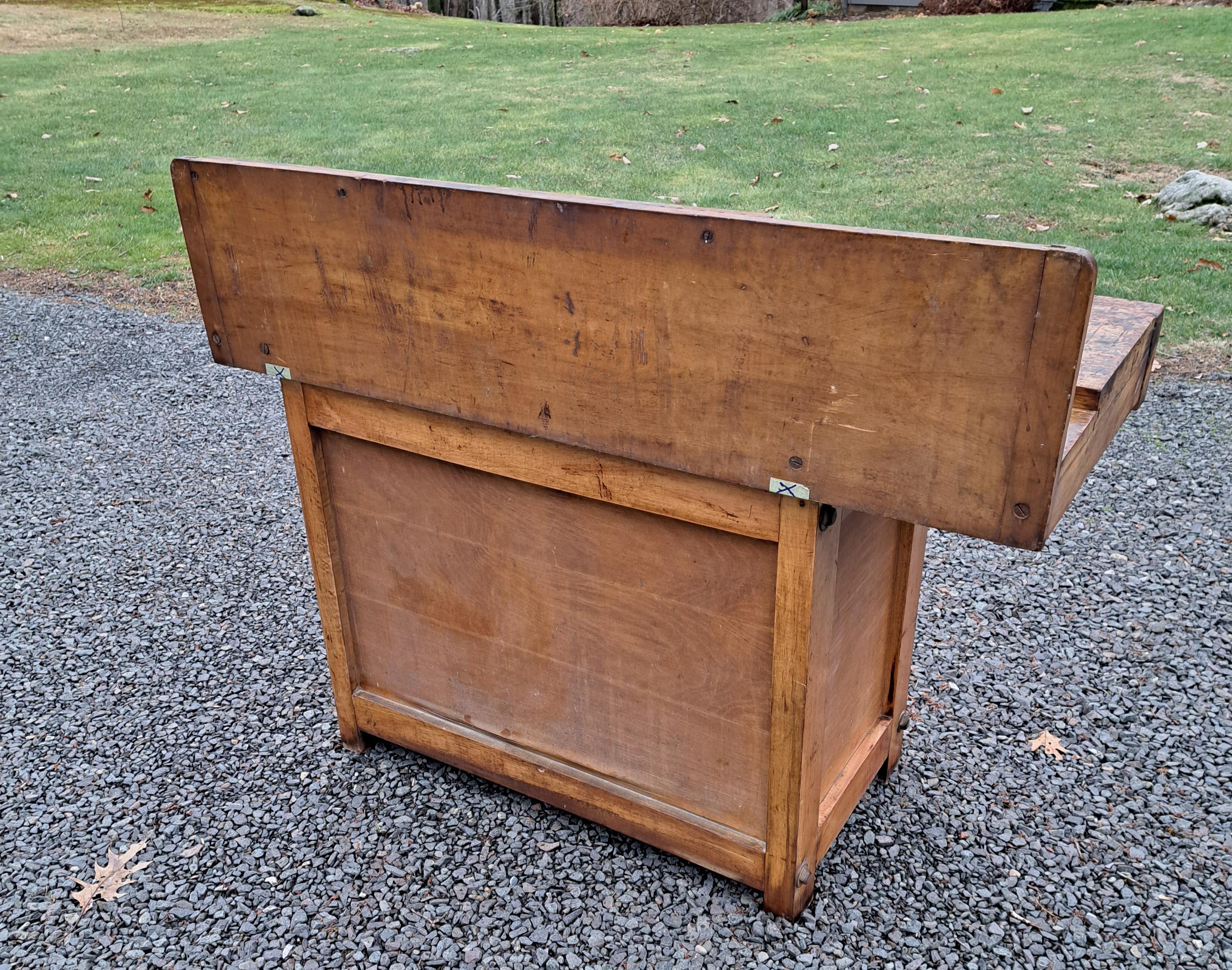 Hammacher Schlemmer Antike Teppich-Werkbänke/ Kücheninsel im Zustand „Gut“ in Newtown, CT