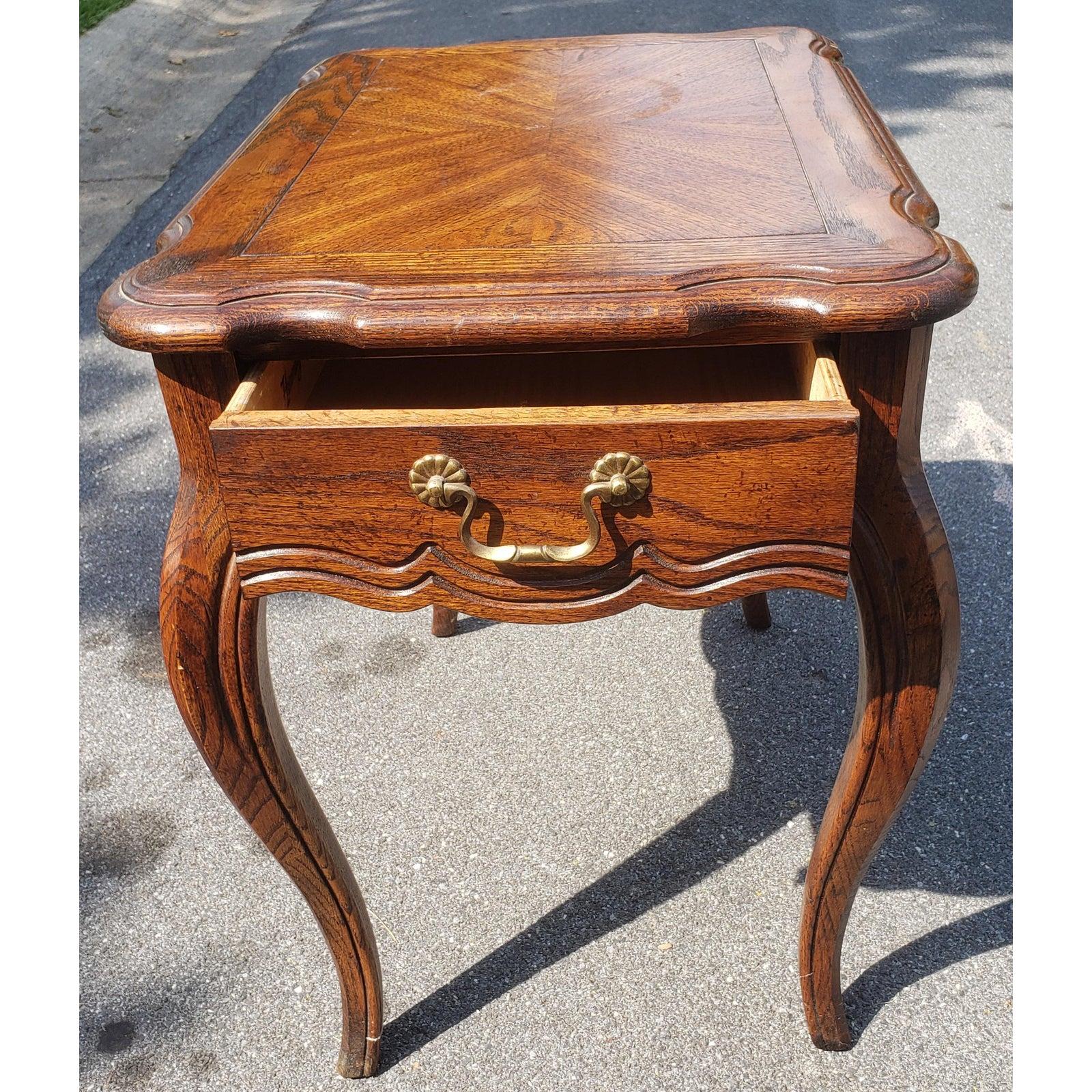 Hammary Furniture Beistelltisch aus dunklem Eichenholz (amerikanisch) im Angebot
