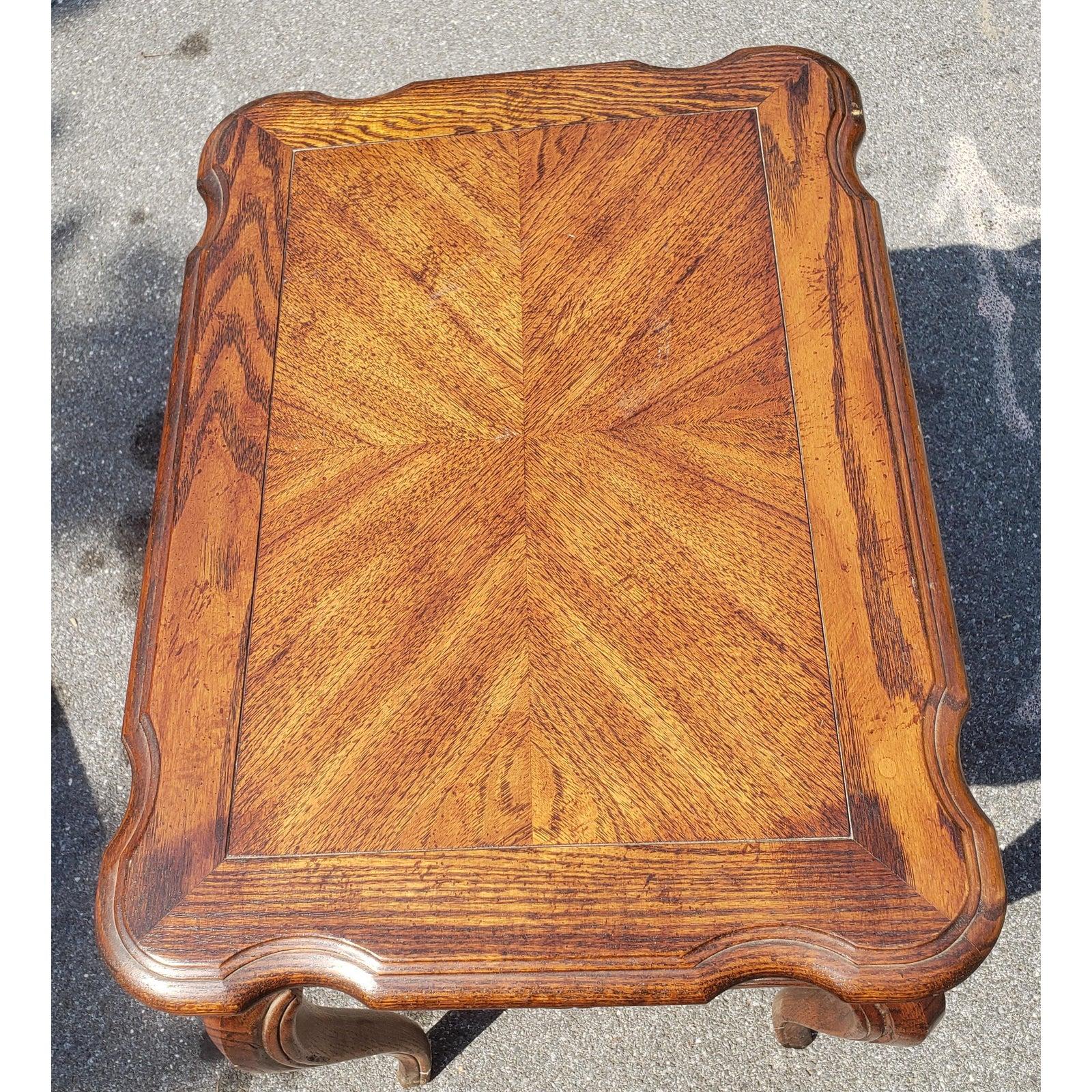 Hammary Furniture Beistelltisch aus dunklem Eichenholz (Holzarbeit) im Angebot