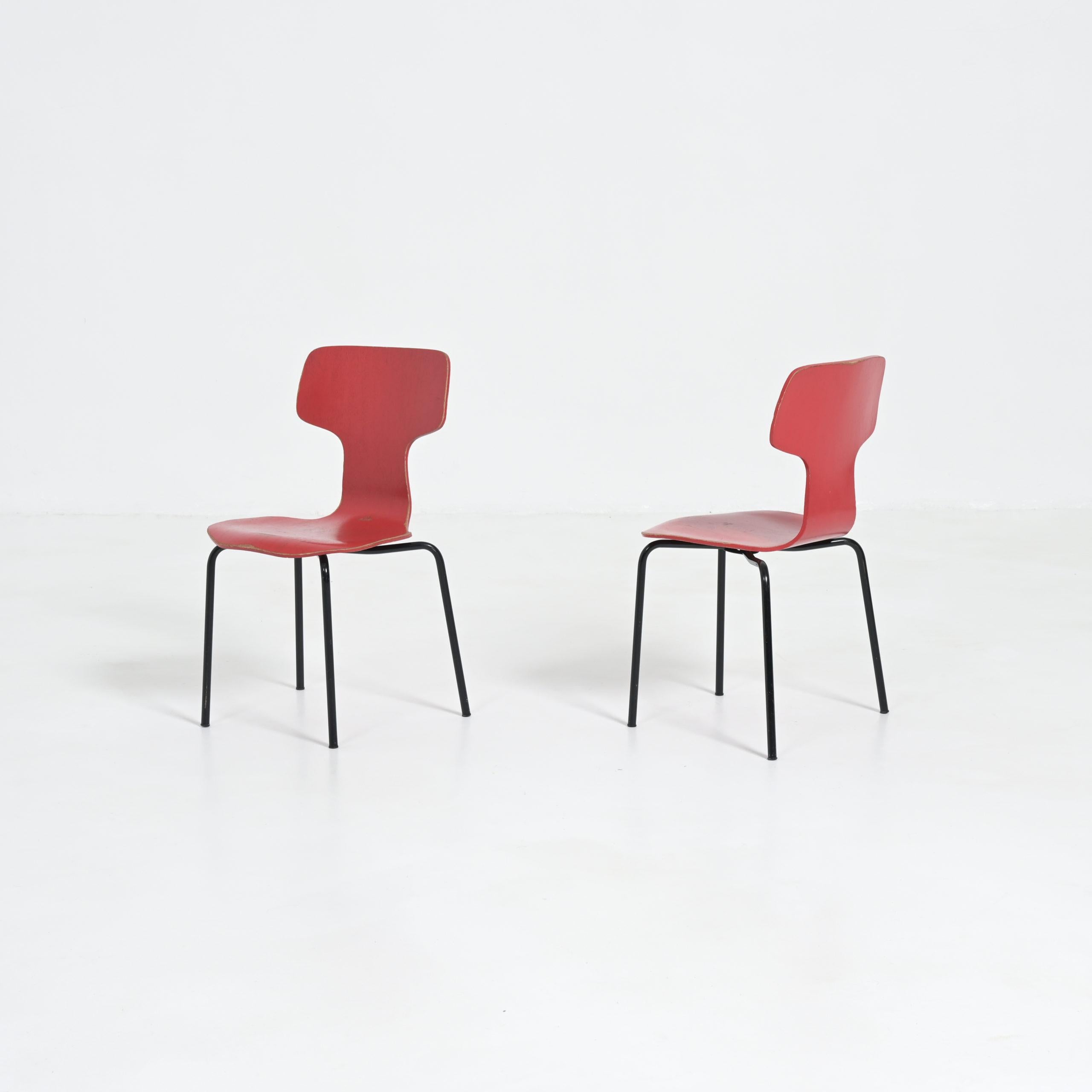 Der Kinderstuhl 3123 aus gebogenem Teakholzsperrholz wurde von Arne Jacobsen für Fritz Hansen entworfen.
Diese Stühle sind in gutem Zustand, rot lackiert.
Der Hammer Kinderstuhl ist schwer zu finden. Nutzen Sie Ihre Chance und kaufen Sie dieses