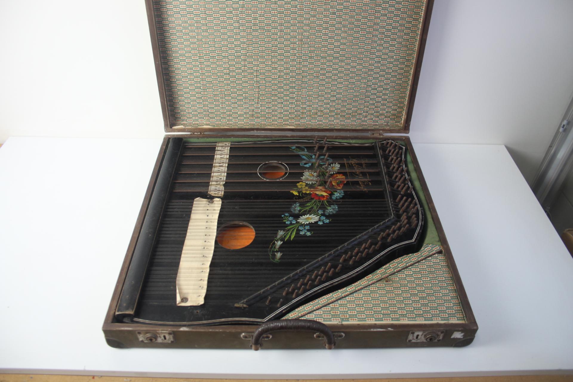 Hammer chord zither from the 19th century For Sale 4