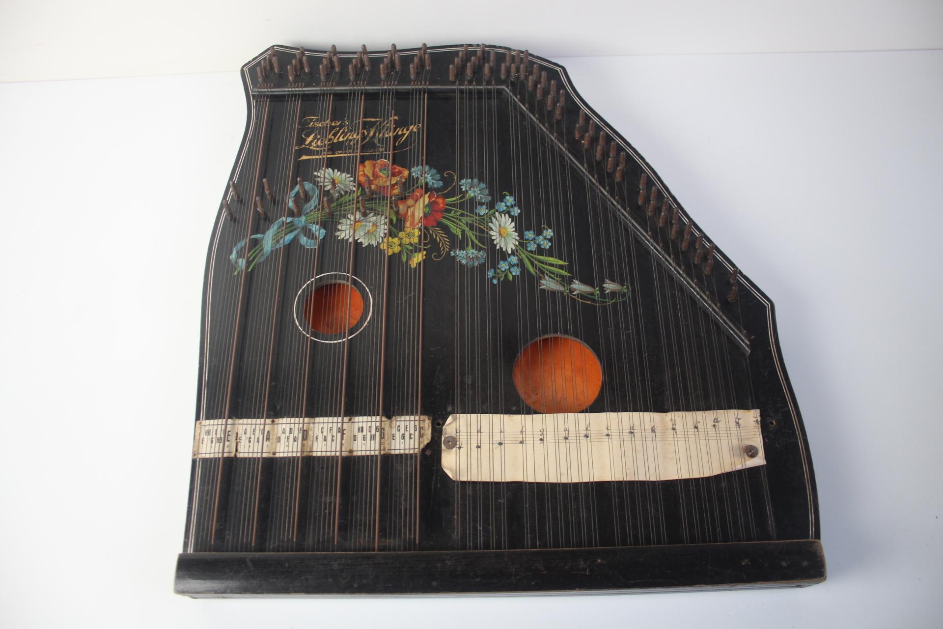 
The zither is in its original found condition with its original box
Playing the zither was cultivated both at the imperial court and in aristocratic families, among townspeople and country people
The zither has a gilded inscription 