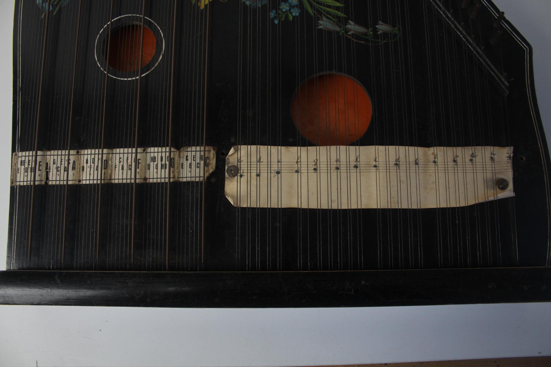 Hammer chord zither from the 19th century In Good Condition For Sale In Praha, CZ