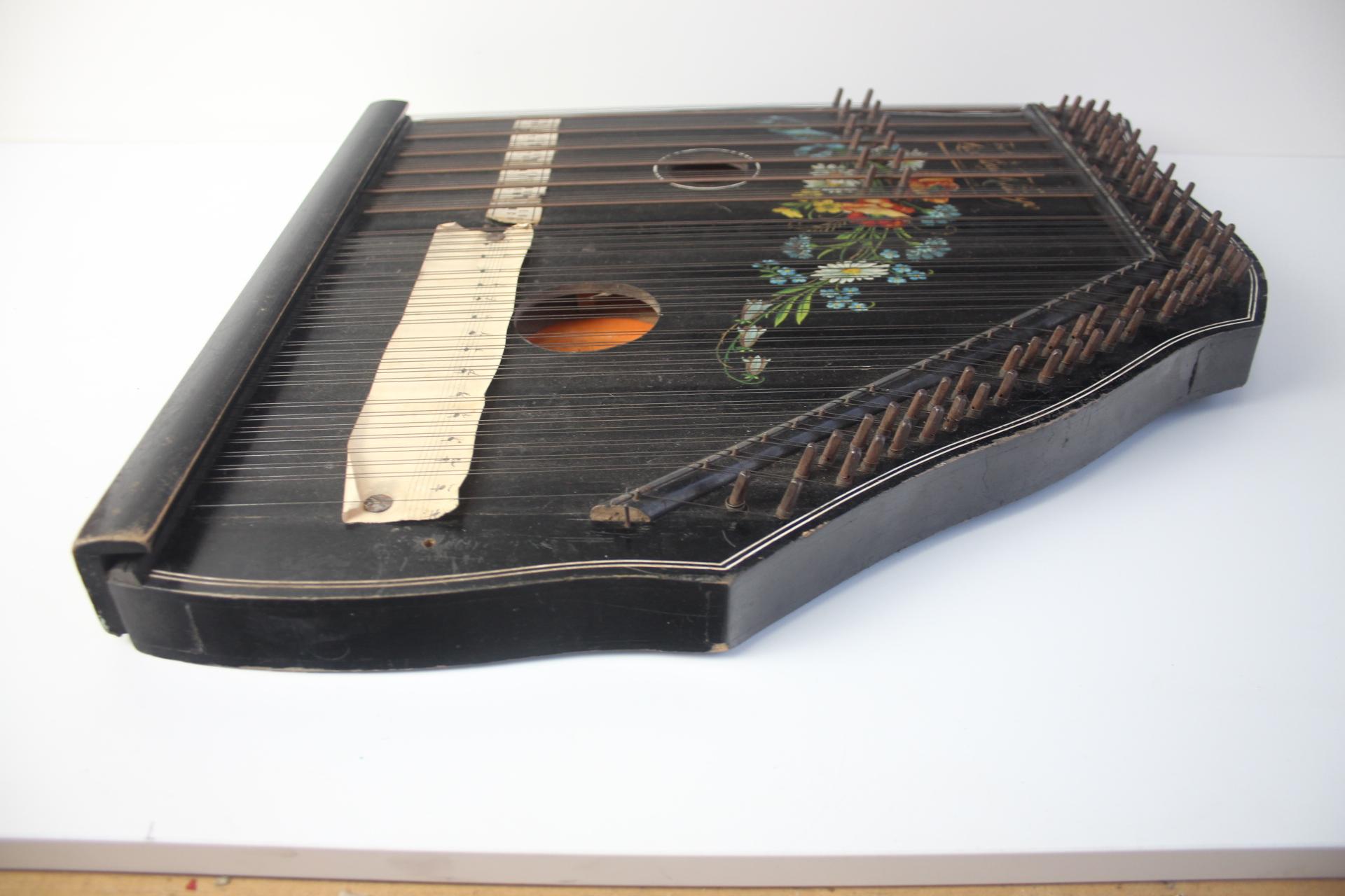 Hammer chord zither from the 19th century For Sale 1