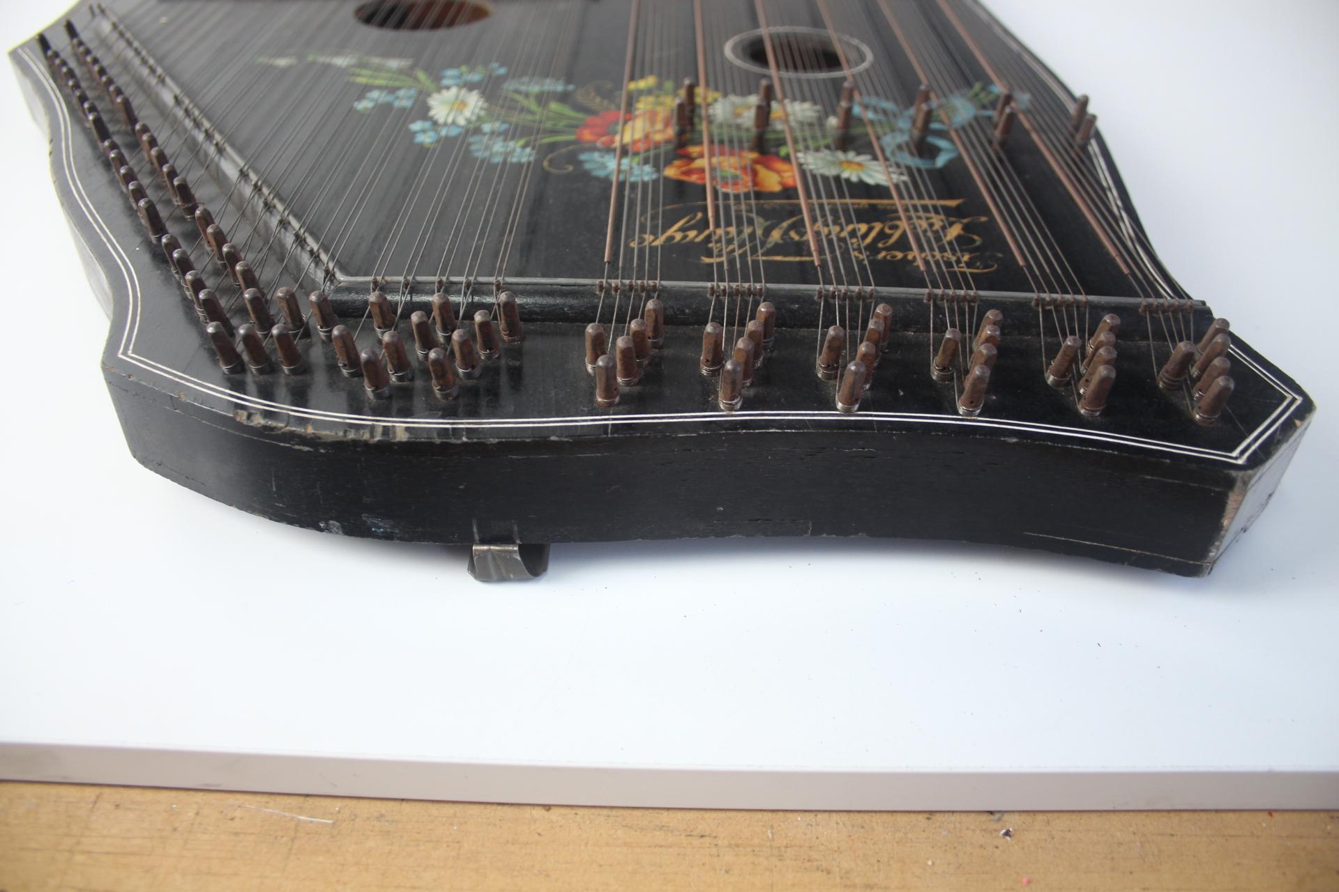 Hammer chord zither from the 19th century For Sale 2