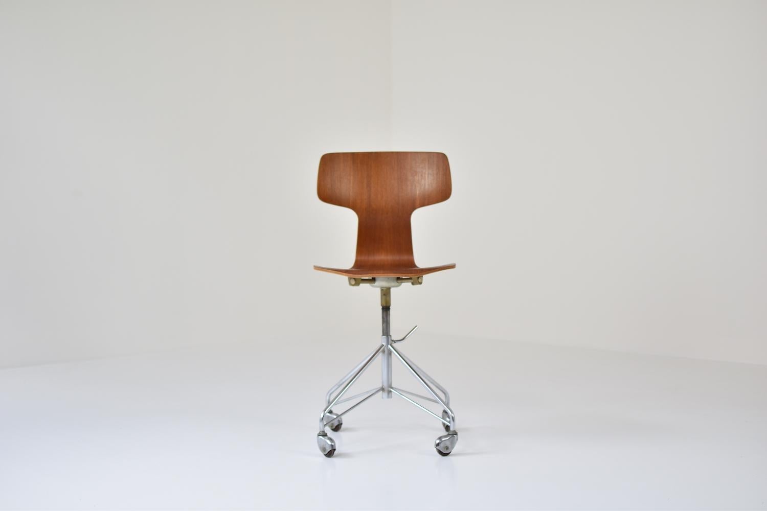 'Hammer' Desk Chair Designed by Arne Jacobsen for Fritz Hansen, Denmark, 1950s 3