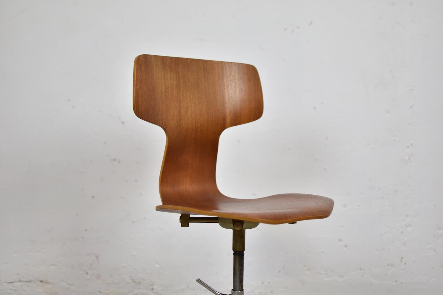 Lovely ‘3103’ desk chair designed by Arne Jacobsen for Fritz Hansen, Denmark, 1950s. This iconic Hammer chair has a base made out of a chrome tubular steel construction with a seat made of teak. Adjustable in height and in extremely good condition.