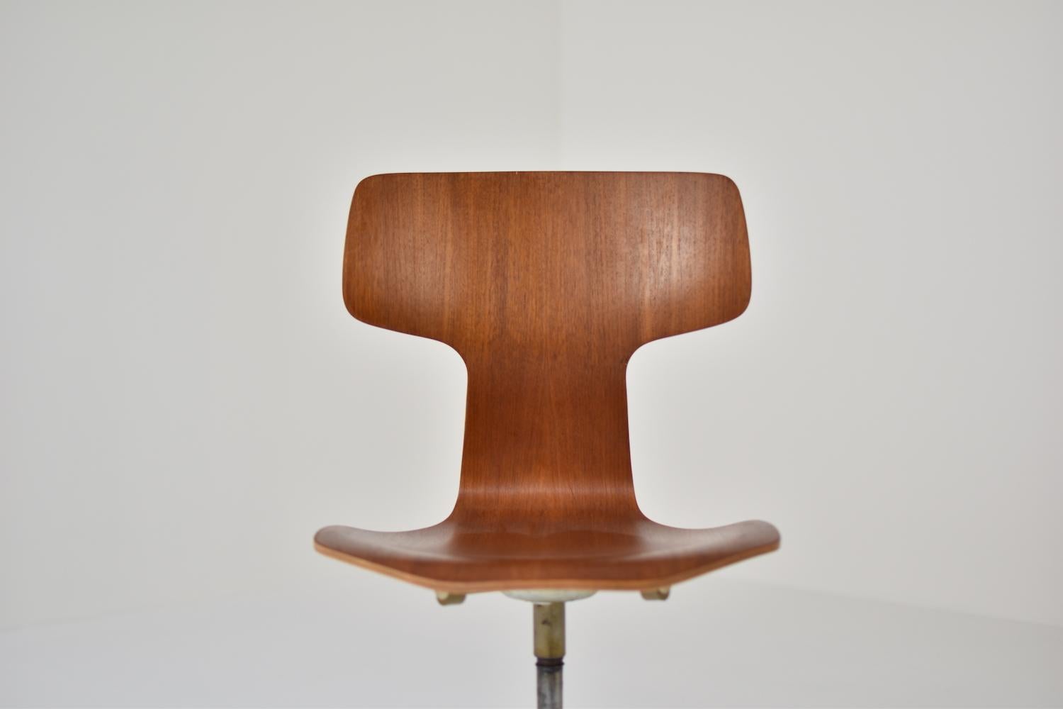 Lovely ‘3103’ desk chair designed by Arne Jacobsen for Fritz Hansen, Denmark, 1950s. This iconic Hammer chair has a base made out of a chrome tubular steel construction with a seat made of teak. Adjustable in height and in extremely good condition.