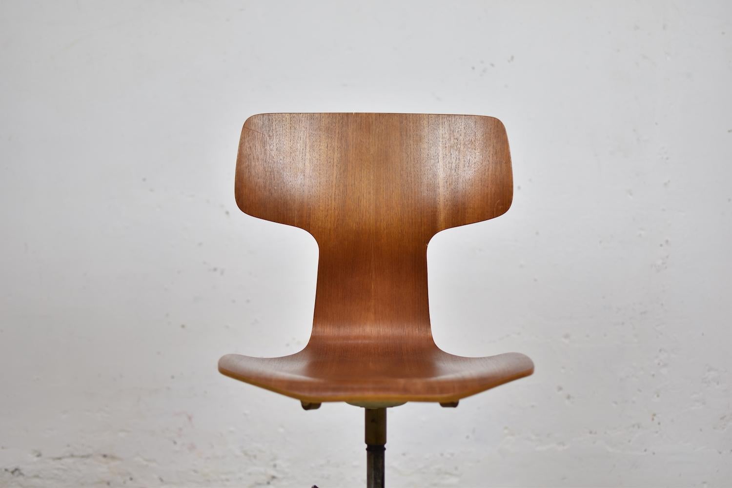 Scandinavian Modern 'Hammer' Desk Chair Designed by Arne Jacobsen for Fritz Hansen, Denmark, 1950s
