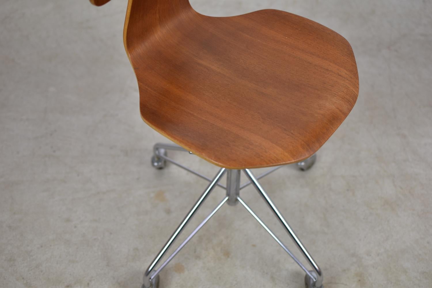 Mid-20th Century 'Hammer' Desk Chair Designed by Arne Jacobsen for Fritz Hansen, Denmark, 1950s