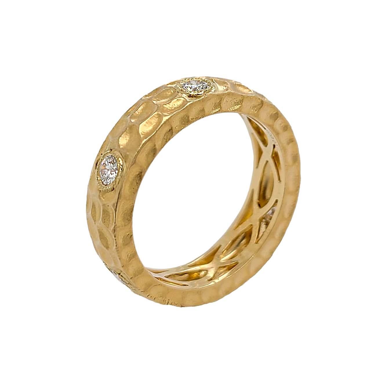 Produced by award winning Italian designer Stefano Vitolo. Stefano creates custom artisanal one of a kind jewelry with excellent gemstones in a truly old world Italian craftmanship.
This handcrafted ring has 0.45 total carat weight of F/G color and