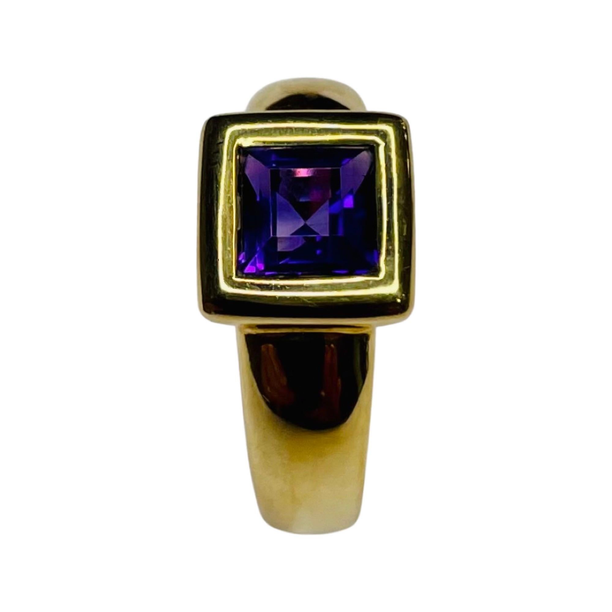Contemporary Hammer & Sohne 18K Yellow Gold Ring with Faceted Square Cut Amethyst For Sale