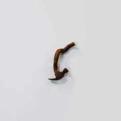 Martillo con mango de madera natural · Objeto escultórico de pared