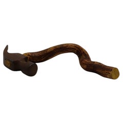 Martillo con mango de madera natural · Objeto escultórico de pared