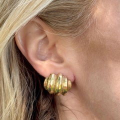 Hammered 14 Karat Yellow Gold Shell Design Leverback Vintage Earrings