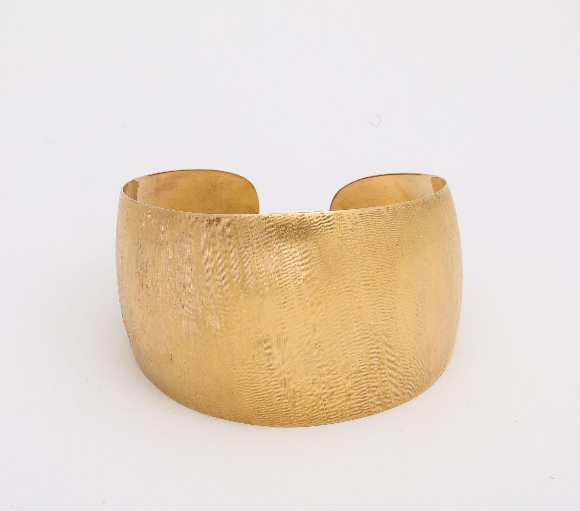 A vintage modernist Hammered 18 k Gold Cuff Bracelet