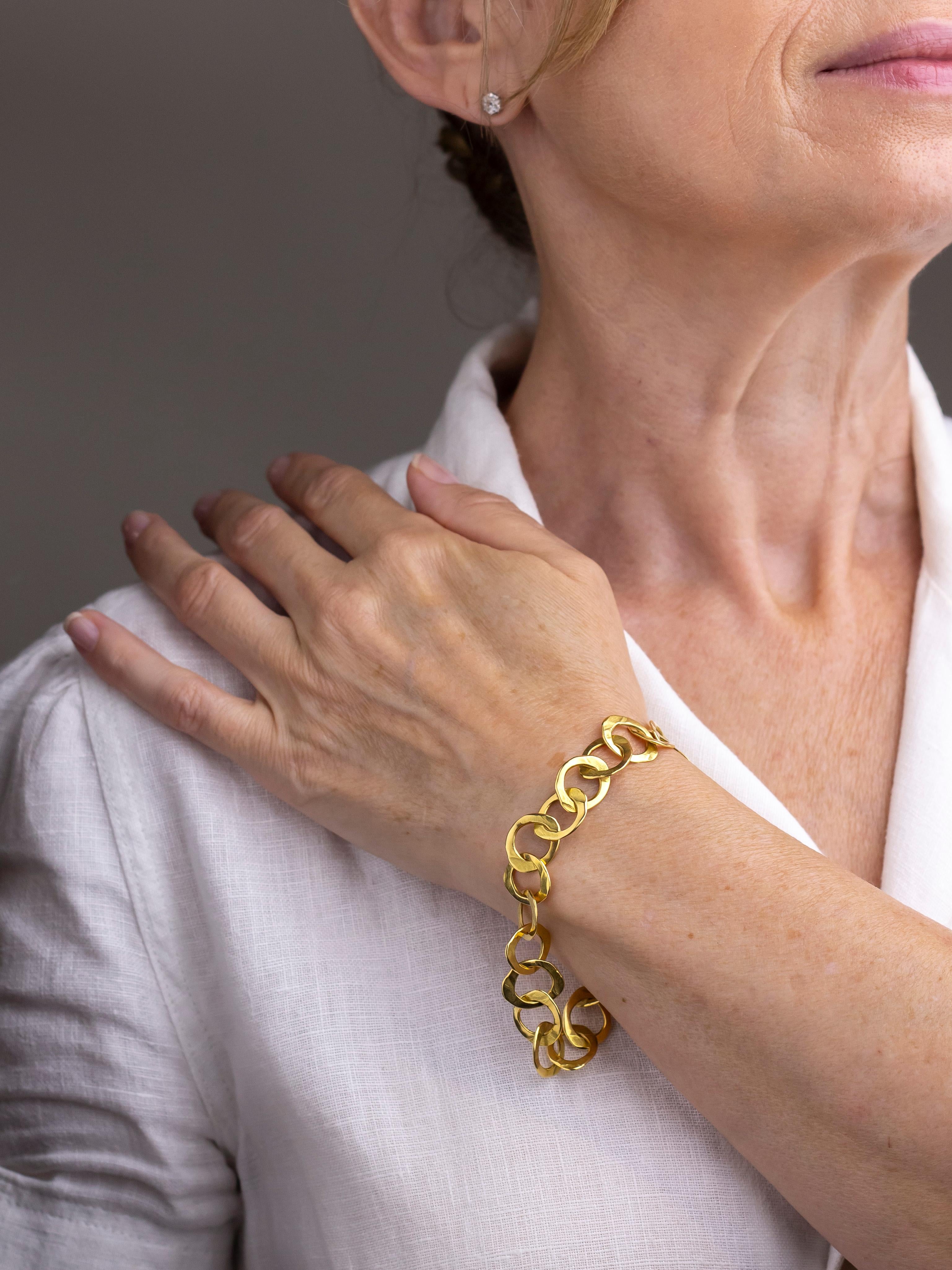 Ce bracelet artisanal et martelé à la main, bien que n'ayant pas un grand âge, est magnifiquement réalisé. Les maillons du bracelet sont en or jaune 18 carats forgé à la main. Chaque maillon a été battu pour donner une texture et une finition