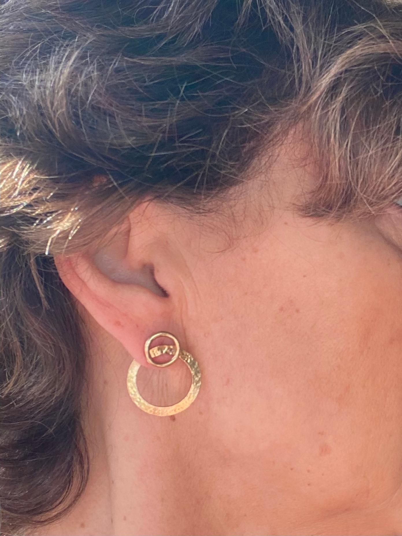 Hammered 18 Karat Yellow Gold Modern Small Hoops Earrings In New Condition For Sale In Rome, IT