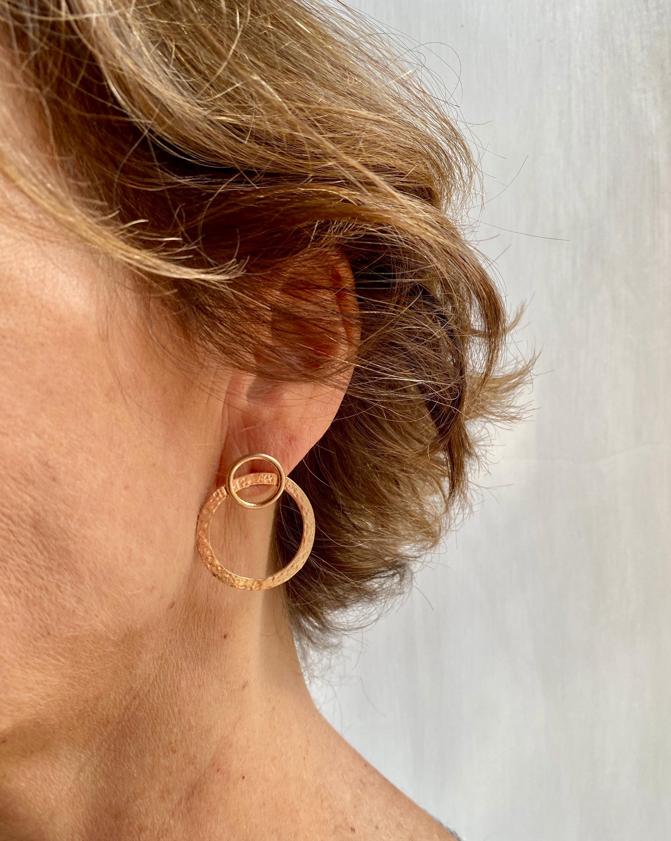 Rossella Ugolini Design Collection Hammered 18 Karats Yellow Gold Open Hoop Circle Artisan Modern Earrings.
These hand-hammered double open circles are easy wearable. The first circle rests on the lobe and crosses with the second largest hammered