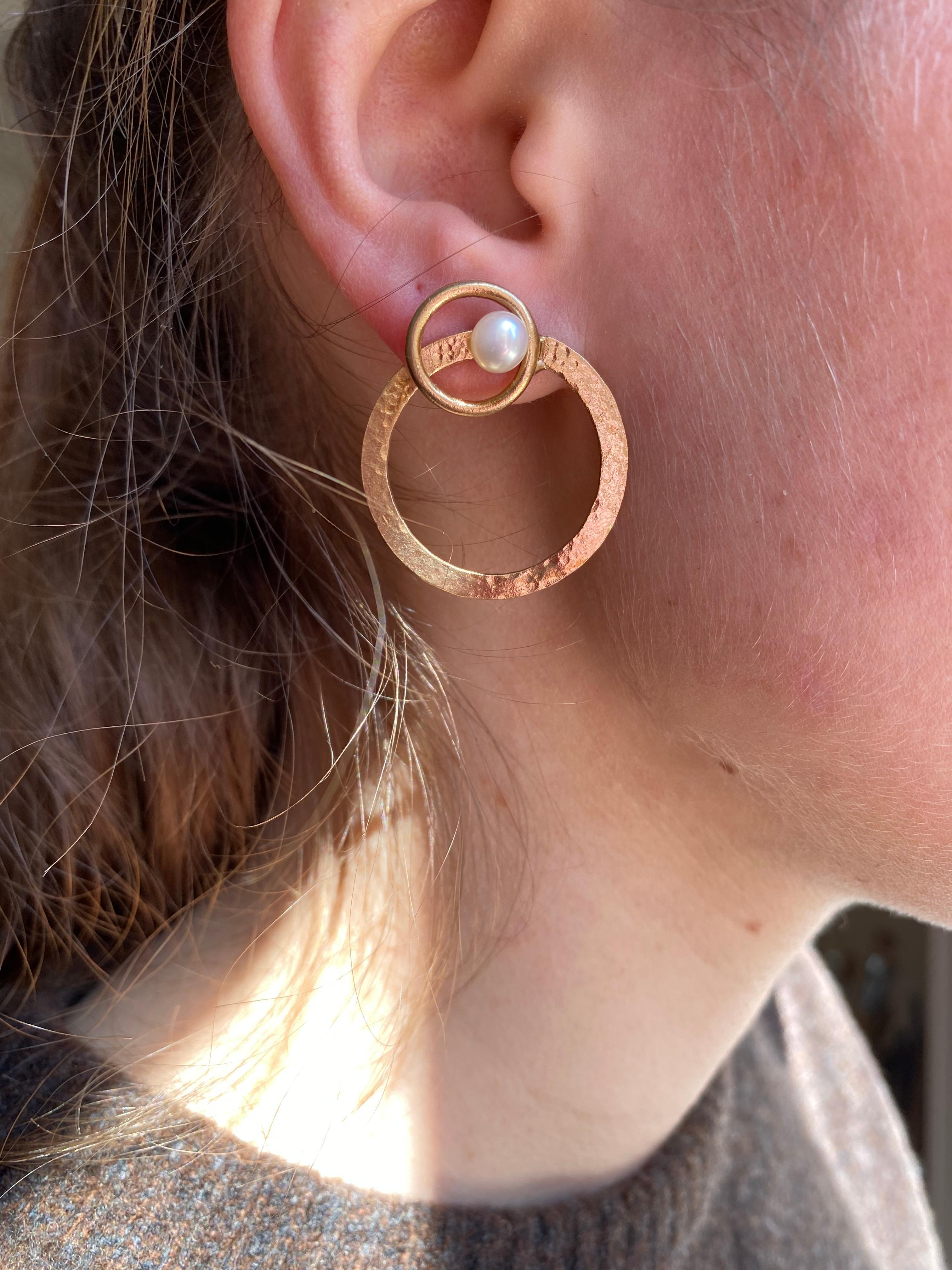 Wir stellen die Rossella Ugolini Design Collection vor und präsentieren die gehämmerten 18 Karat Gelbgold Open Hoop Circle Artisan Modern Earrings. Diese sorgfältig von Hand gefertigten Ohrringe bestechen durch eine weiße Perle, die in das