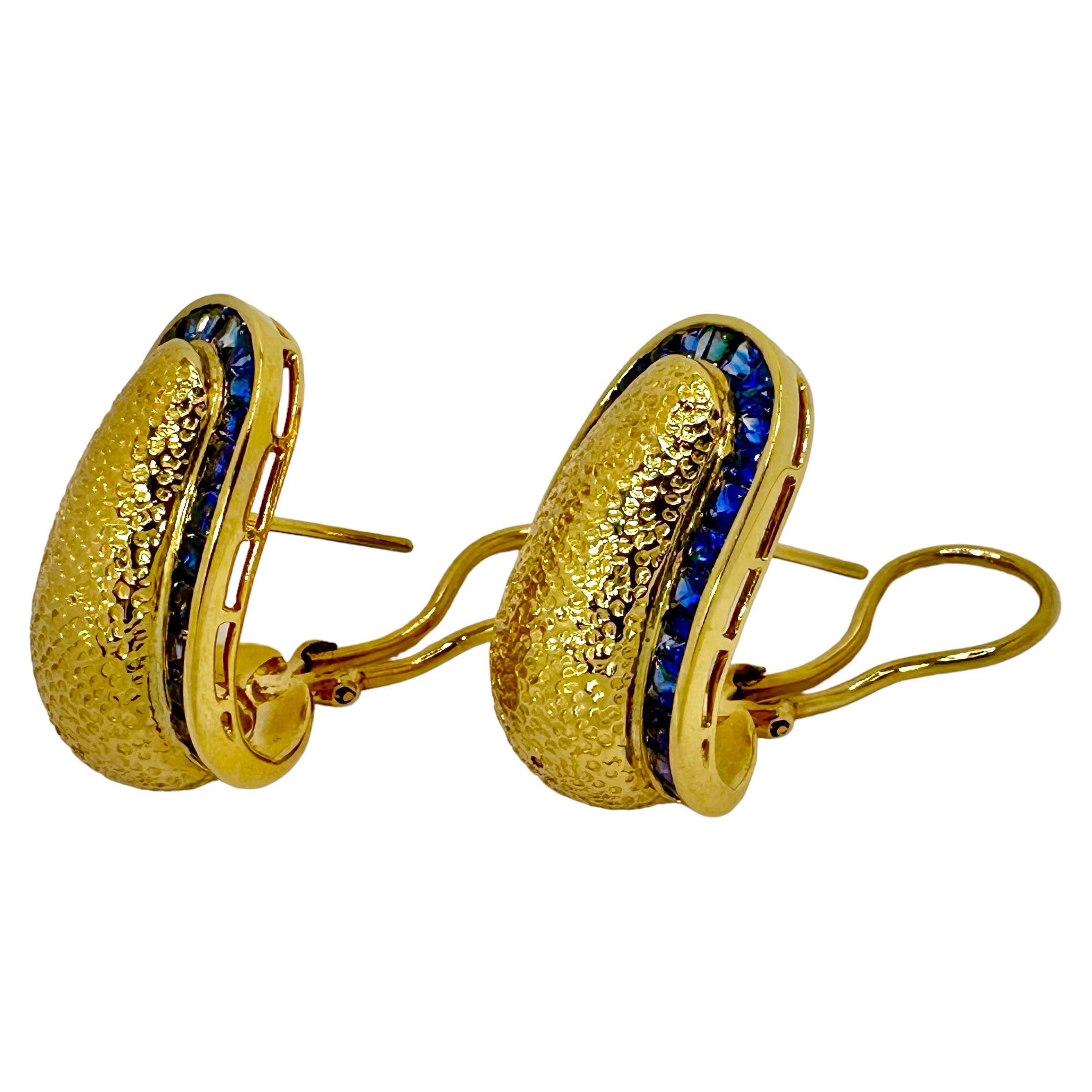 Square Cut Hammered 18K Yellow Gold Bombe' J Hoop Earrings w/ Vivid Calibre' Cut Sapphires For Sale