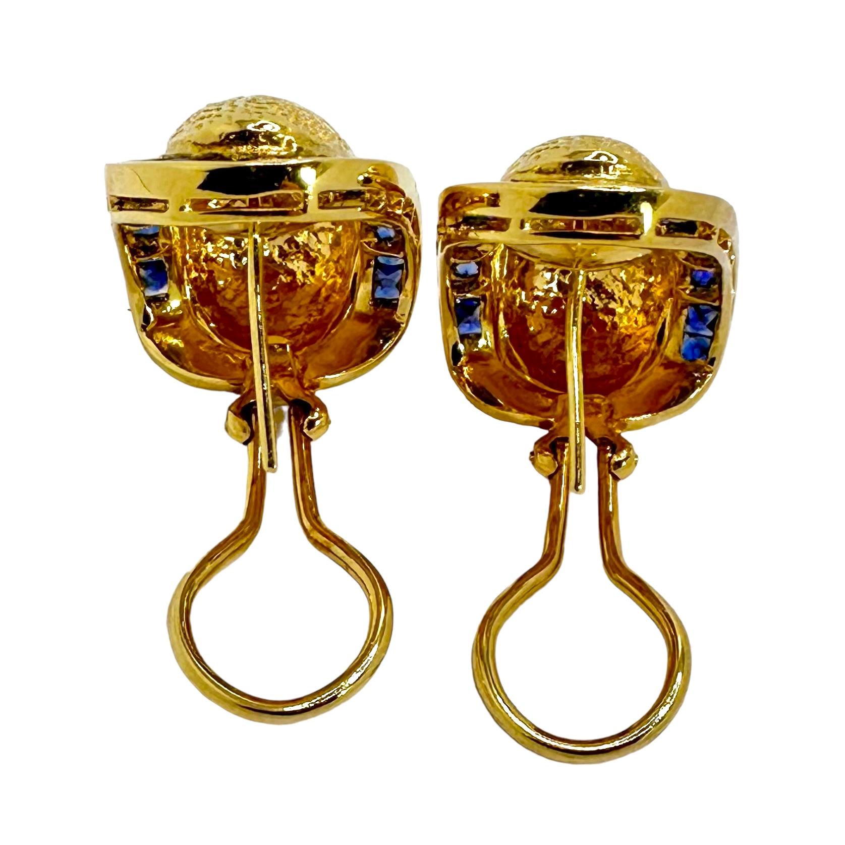Hammered 18K Yellow Gold Bombe' J Hoop Earrings w/ Vivid Calibre' Cut Sapphires In Excellent Condition For Sale In Palm Beach, FL