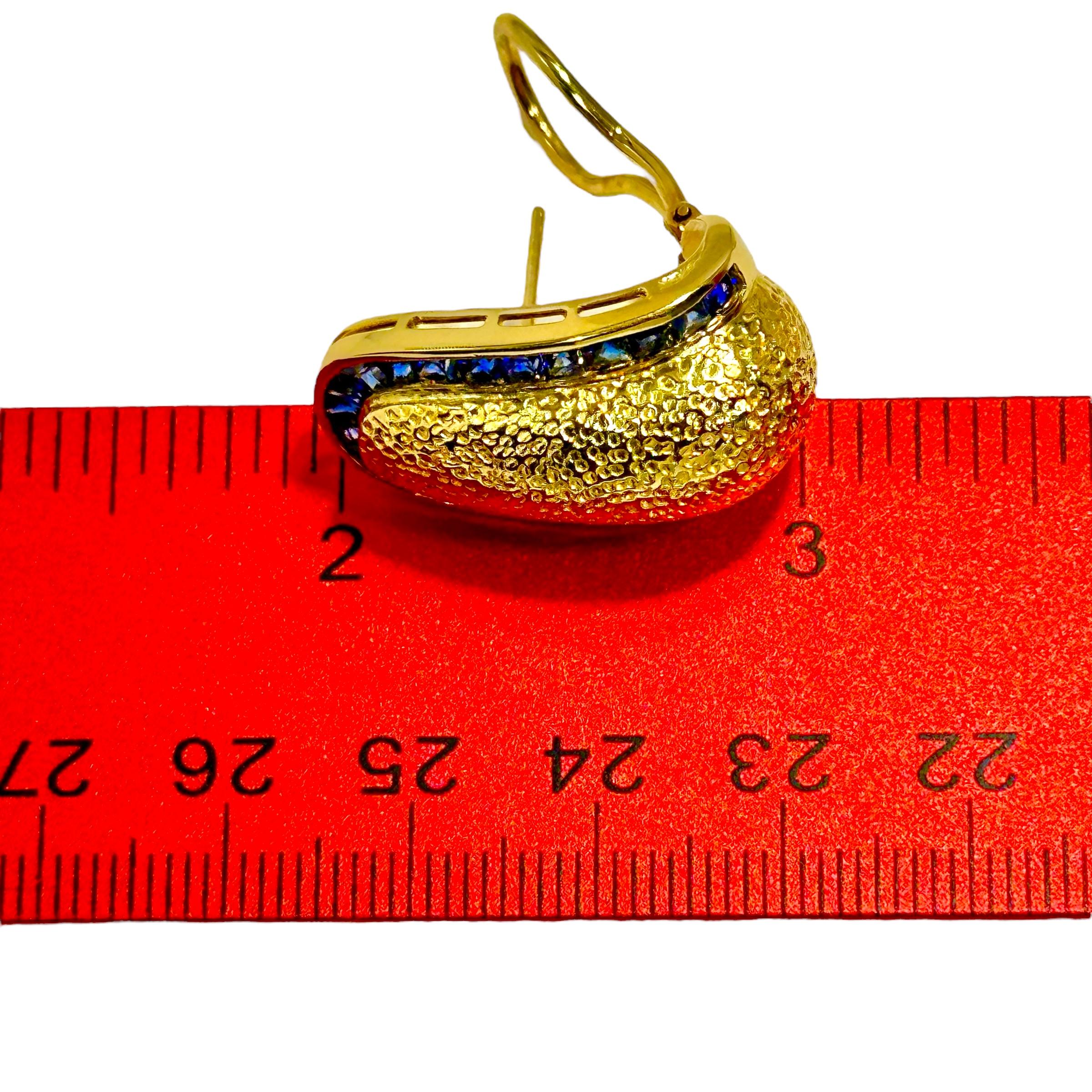 Hammered 18K Yellow Gold Bombe' J Hoop Earrings w/ Vivid Calibre' Cut Sapphires For Sale 3