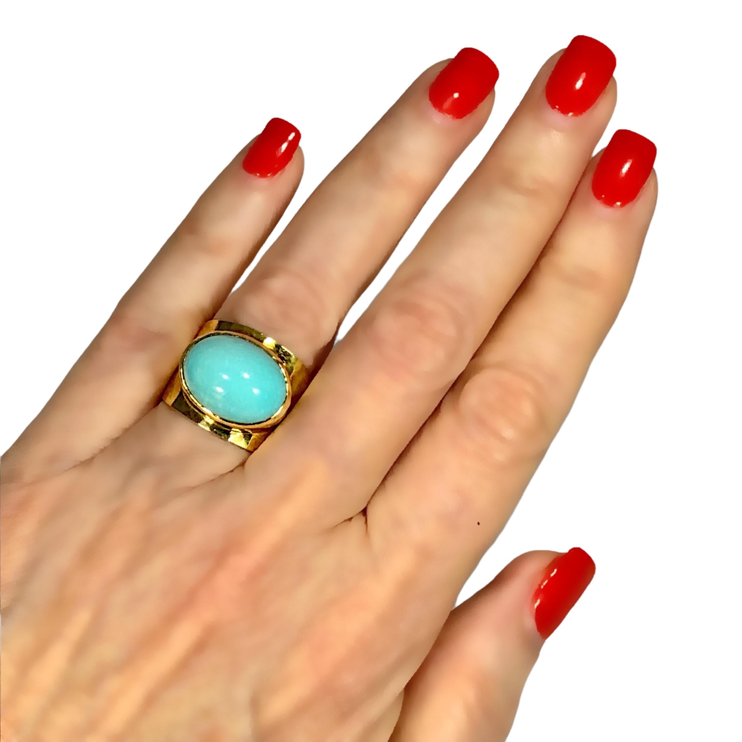 Hammered 18K Yellow Gold Cigar Band Ring with Center Oval Turquoise For Sale 1
