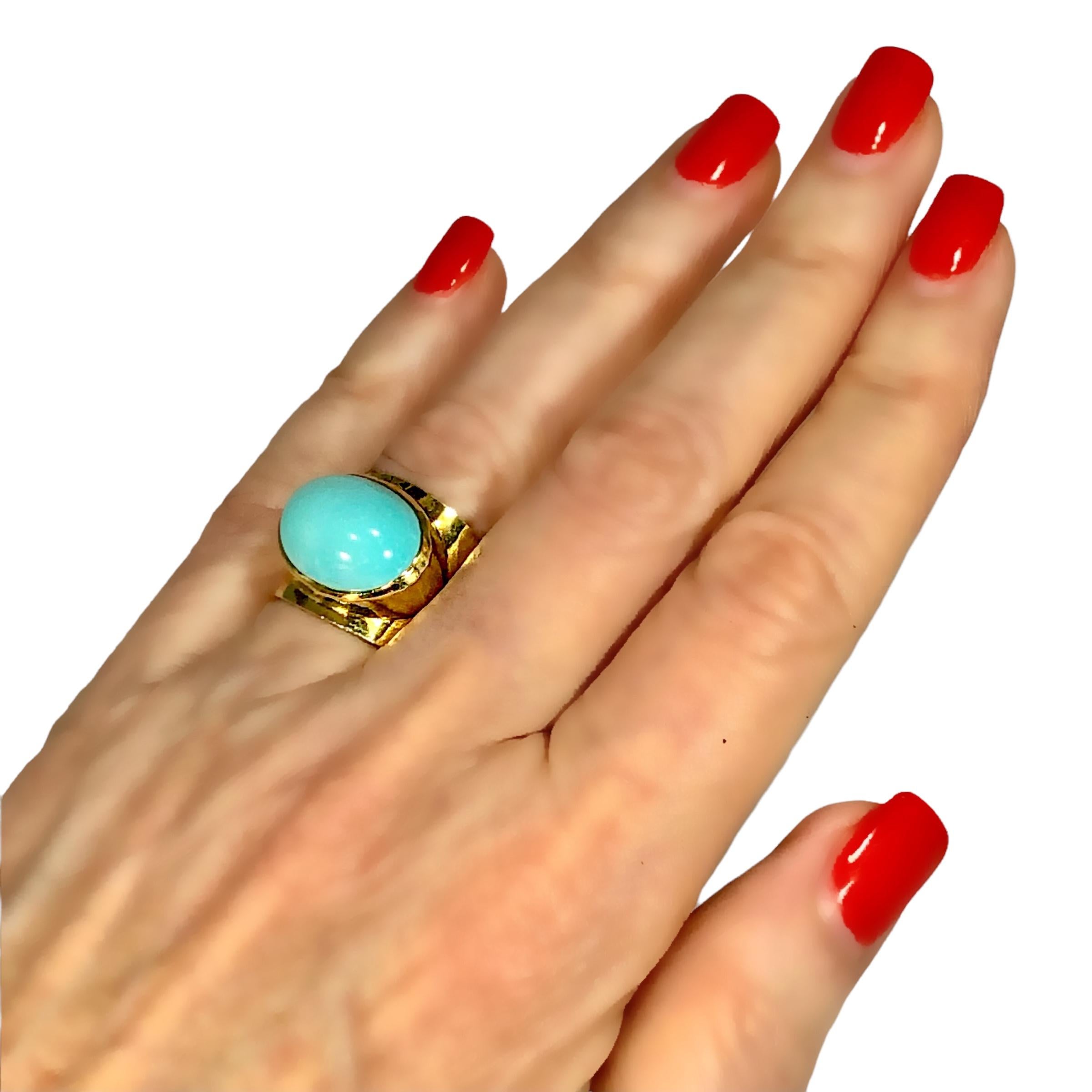 Hammered 18K Yellow Gold Cigar Band Ring with Center Oval Turquoise For Sale 2