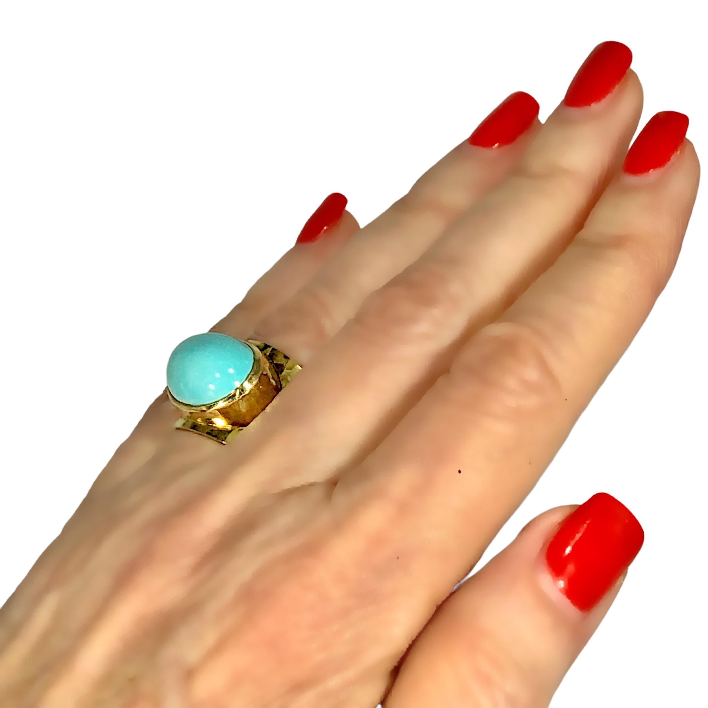 Hammered 18K Yellow Gold Cigar Band Ring with Center Oval Turquoise For Sale 3