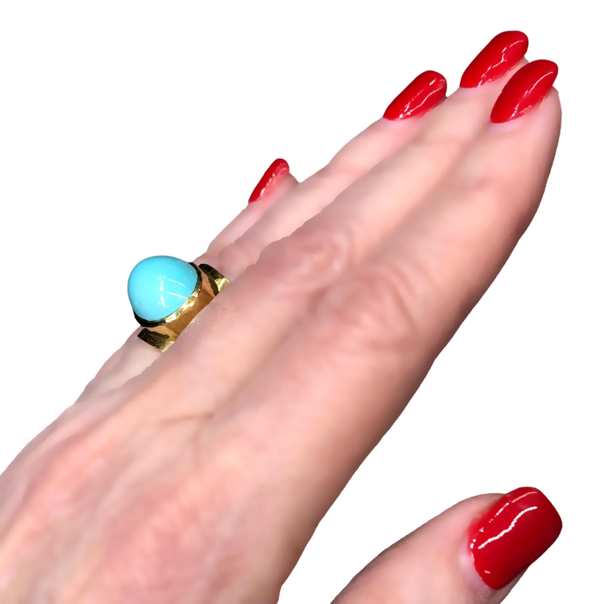 Hammered 18K Yellow Gold Cigar Band Ring with Center Oval Turquoise For Sale 6