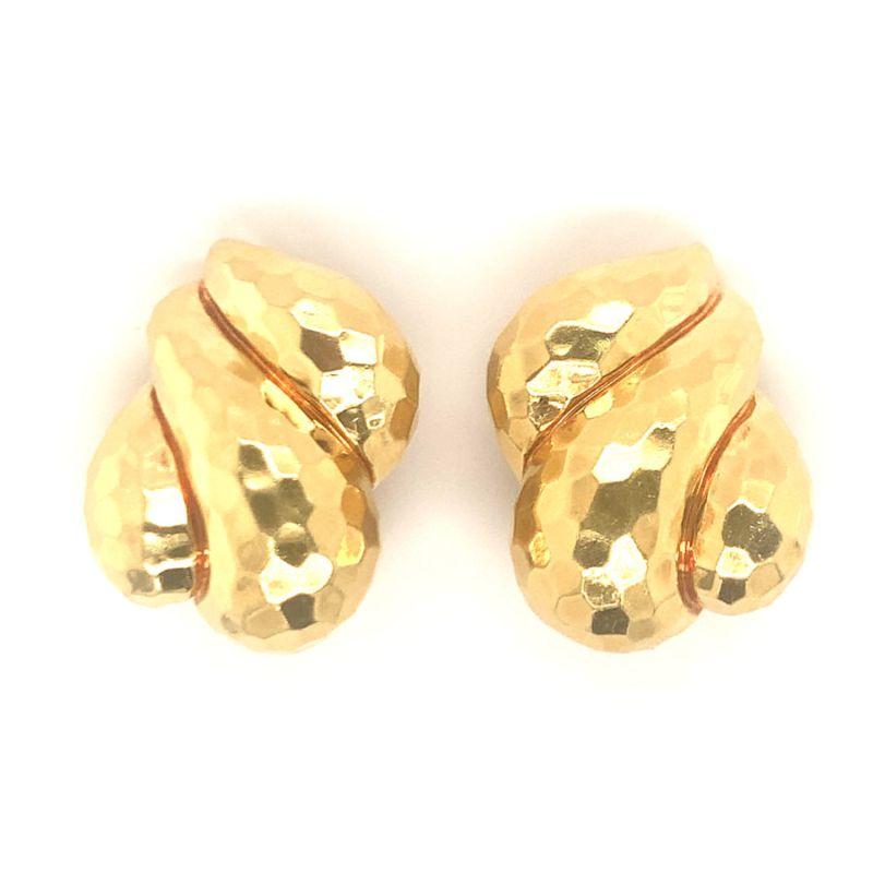 One pair of hammered 18K yellow gold earclips by Henry Dunay with a tiered tear drop design and high polish finish.

Gleaming, powerful, bright.

Additional information:
Metal: 18K yellow gold
Circa: 1970s
Stamp/Hallmark: Henry