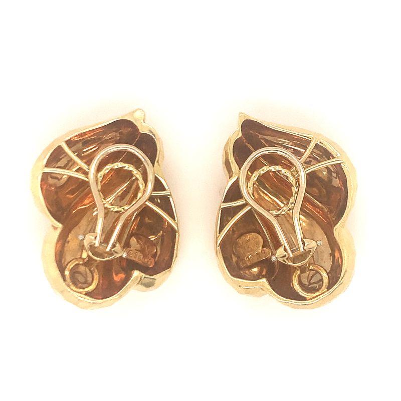 Hammered 18K Yellow Gold Earclips by Henry Dunay, circa 1970s In Good Condition For Sale In Beverly Hills, CA
