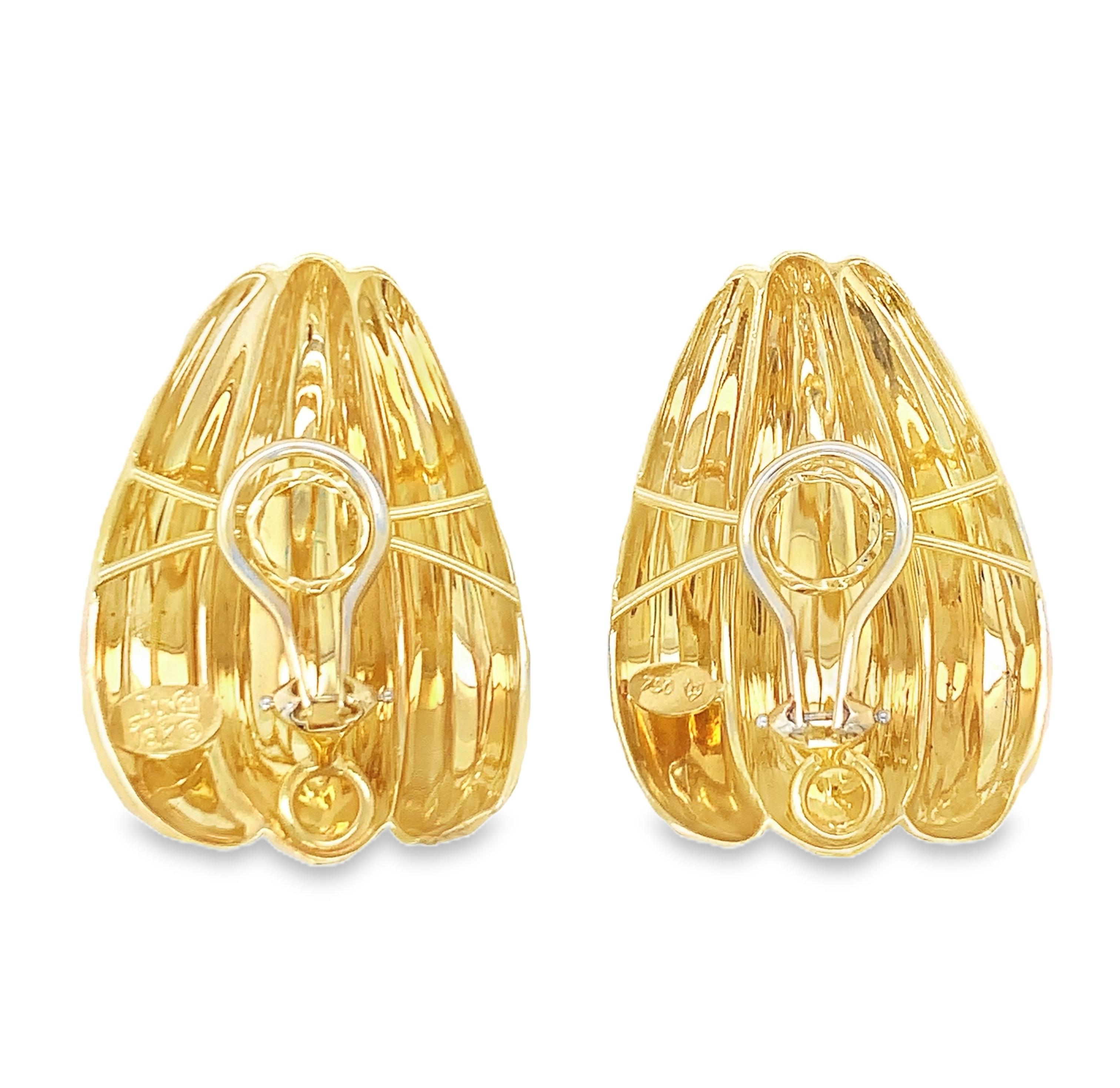 Hammered 18k Yellow Gold Earclips by Henry Dunay, circa 1970s In Good Condition For Sale In Beverly Hills, CA