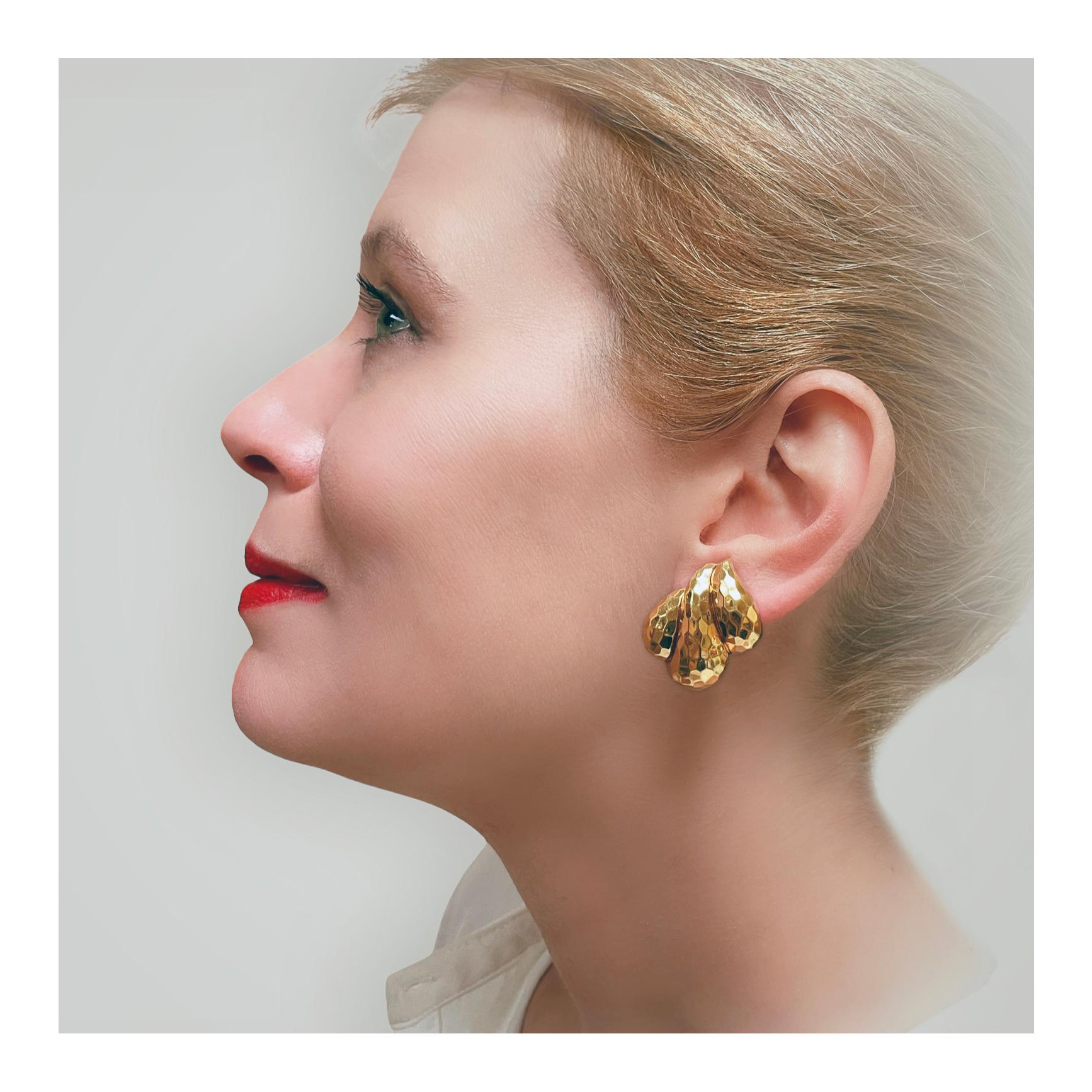 Hammered 18K Yellow Gold Earclips by Henry Dunay, circa 1970s For Sale 1